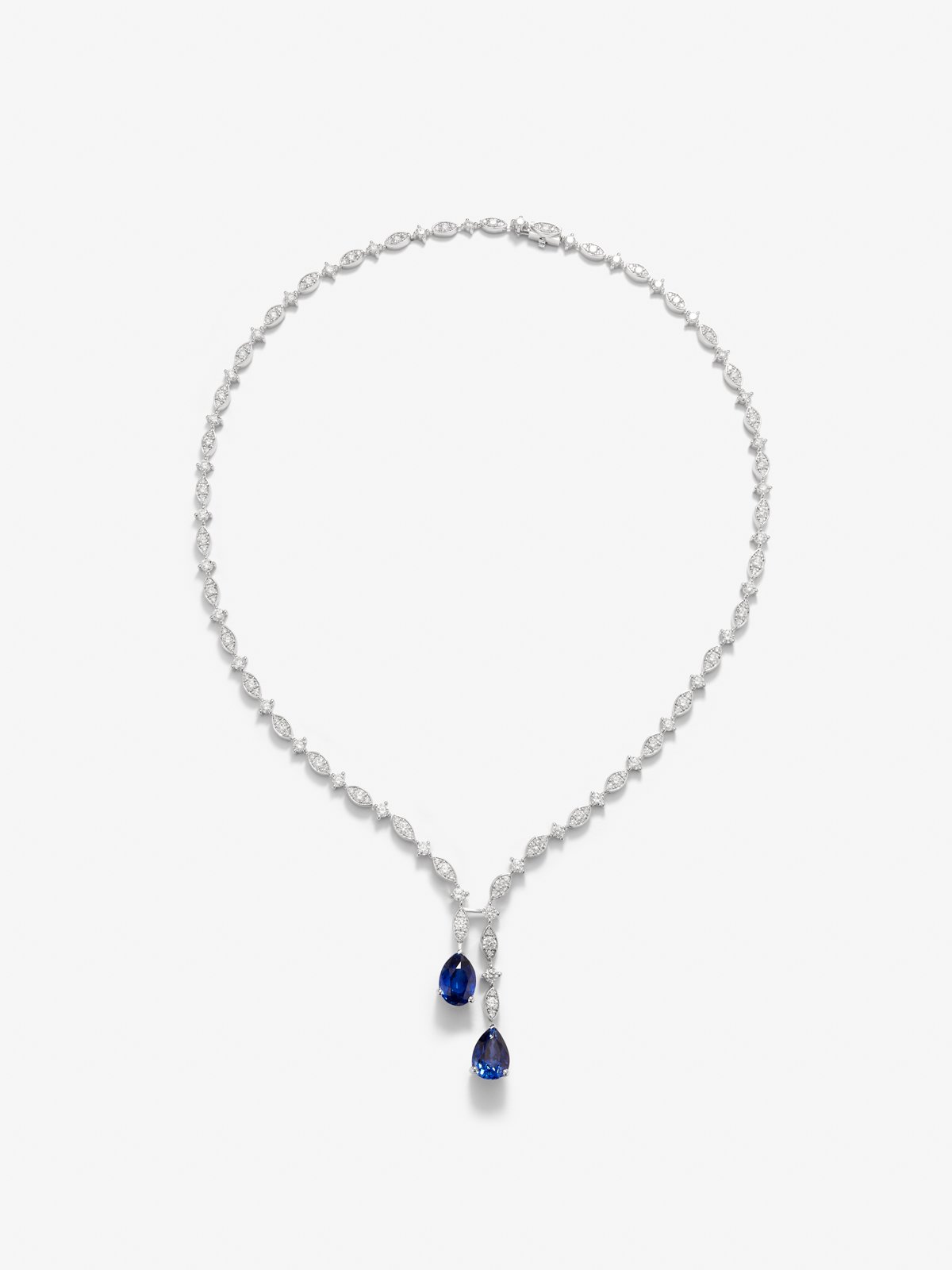 Collar de oro blanco de 18K con zafiros azules intenso en talla pera de  6,43 cts y diamantes blancos en talla brillante de 6,51 cts