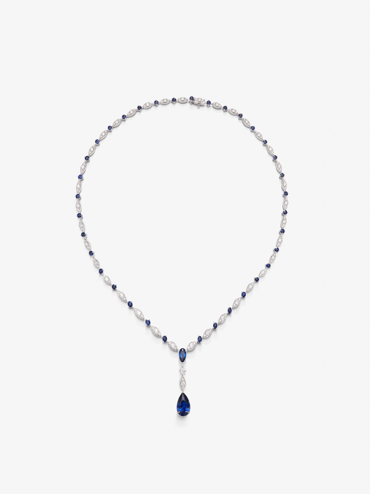 Collar de oro blanco de 18K con zafiro azul royal en talla pera de 3,56, zafiros azules en talla pera y brillante de 4,6 cts y diamantes blancos en talla brillante de 3,15 cts