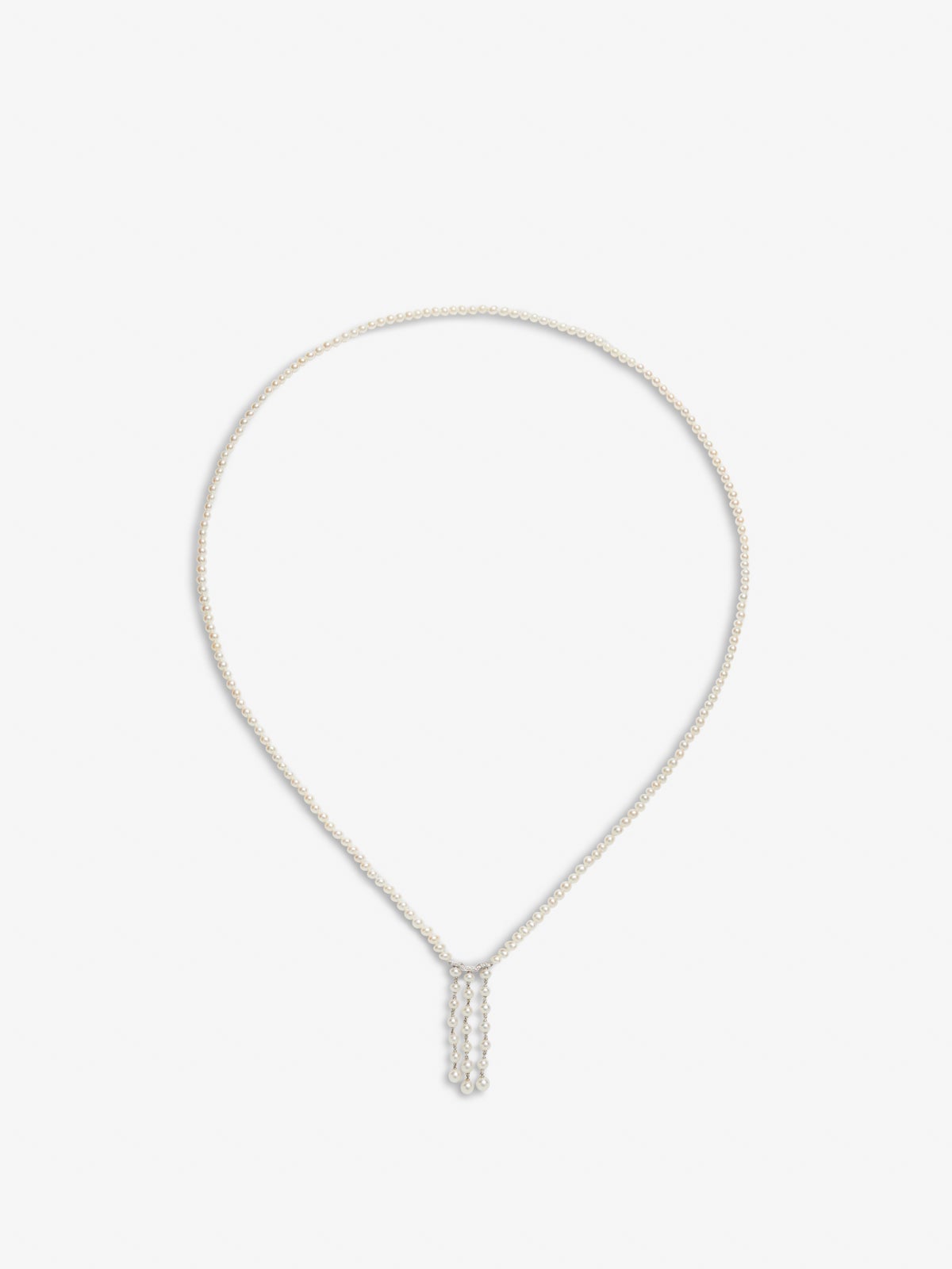 Colgante de oro blanco de 18K con perlas akoya y diamantes en talla brillante de 0,09 cts