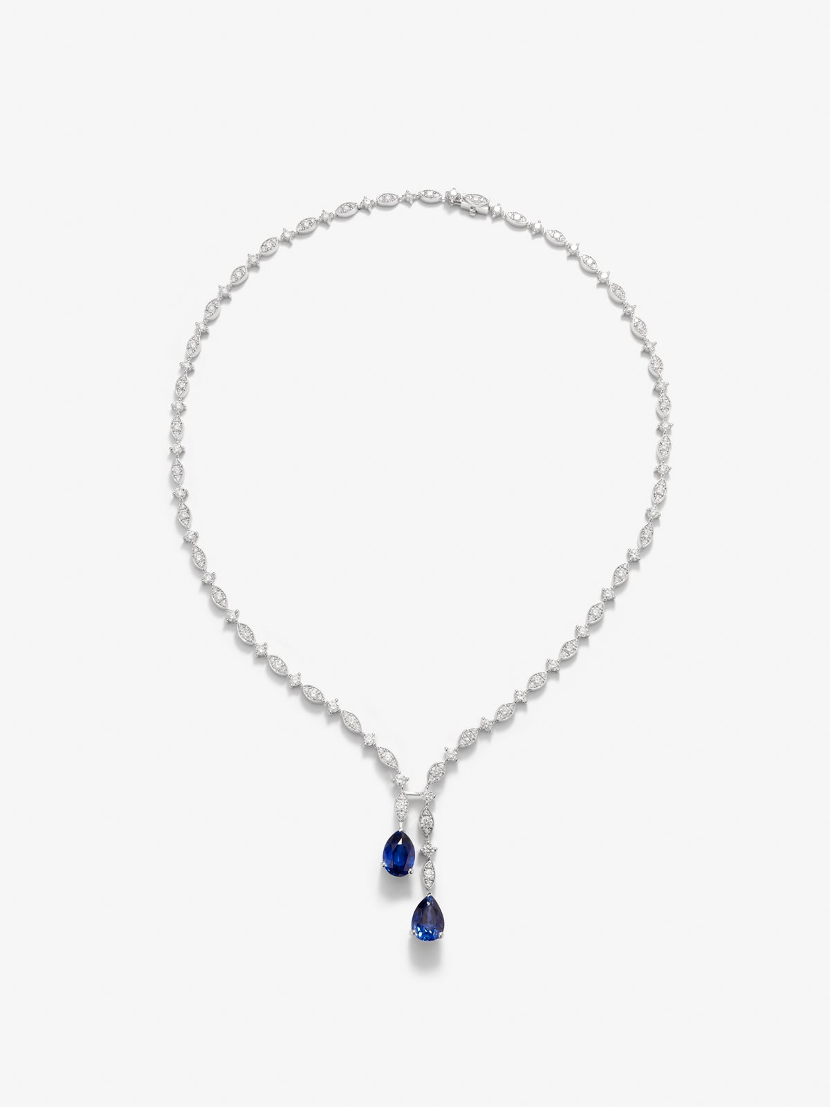 Collar de oro blanco de 18K con zafiros azules intenso en talla pera de  6,43 cts y diamantes blancos en talla brillante de 6,51 cts