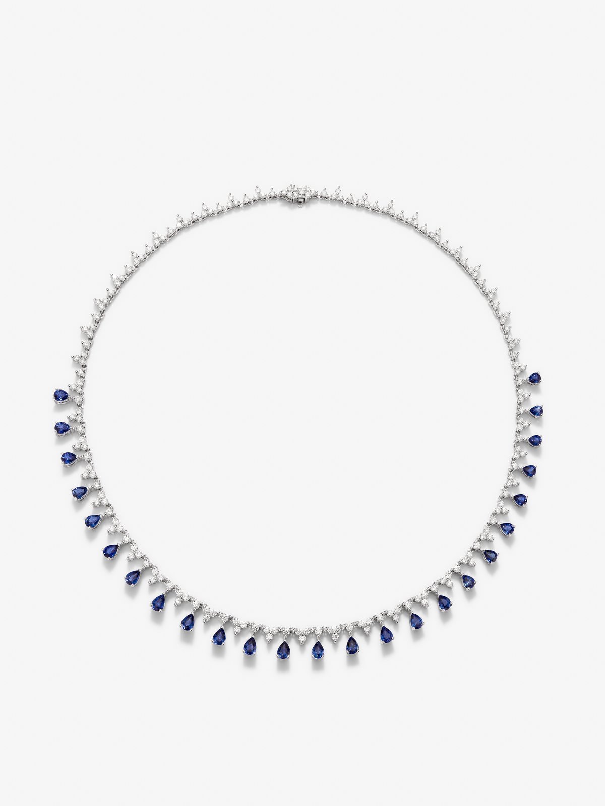 Collar rivière de oro blanco de 18K con zafiros azules en talla pera de 6,51 cts y diamantes blancos en talla brillante de 6,16 cts