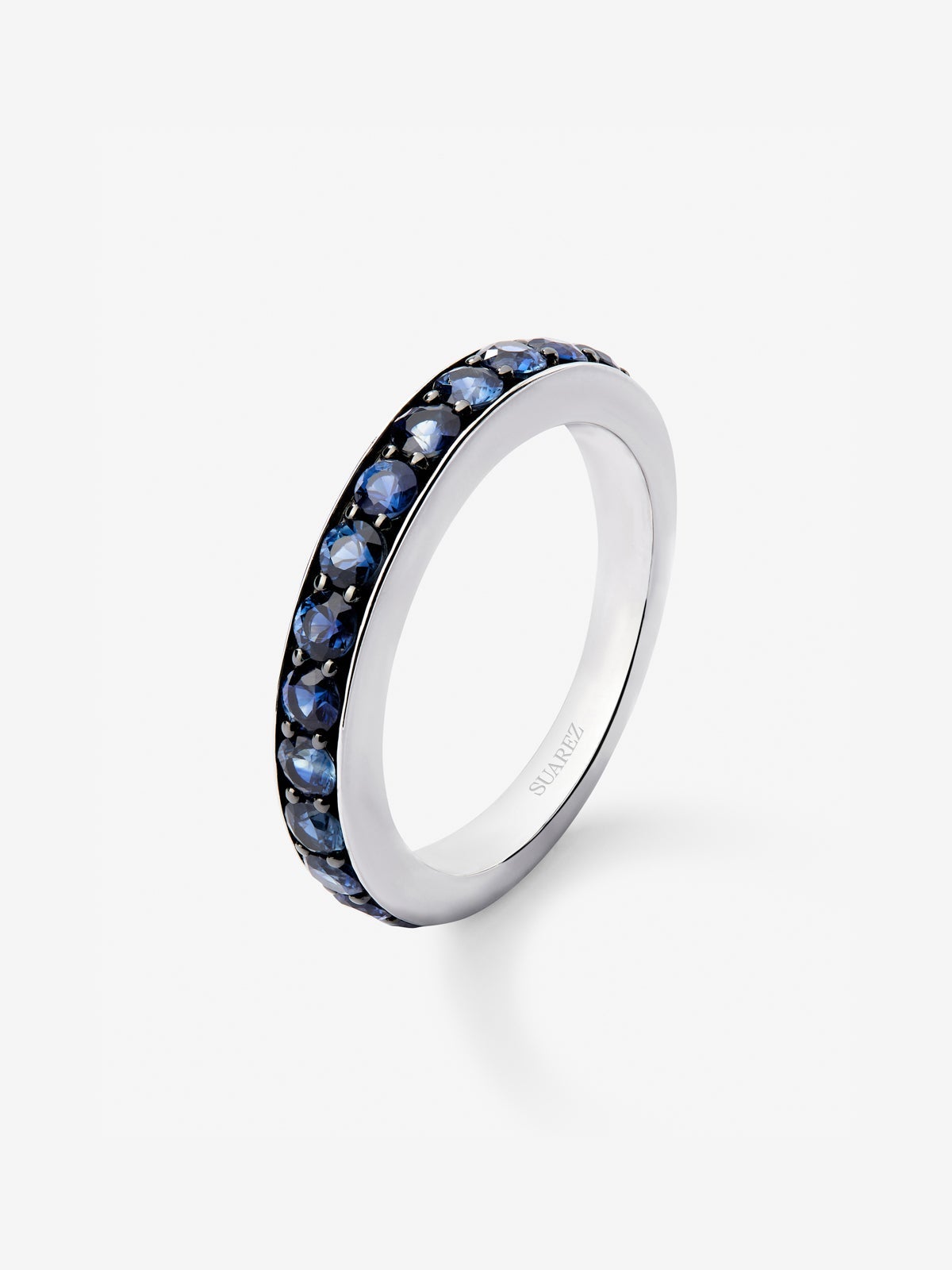 Media alianza de plata 925 con 15 zafiros azules en talla brillante con un total de 1,26 cts