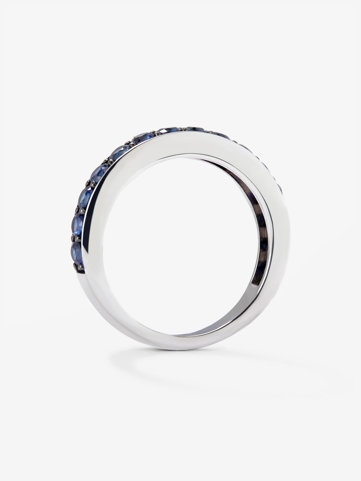 Media alianza de plata 925 con 15 zafiros azules en talla brillante con un total de 1,26 cts