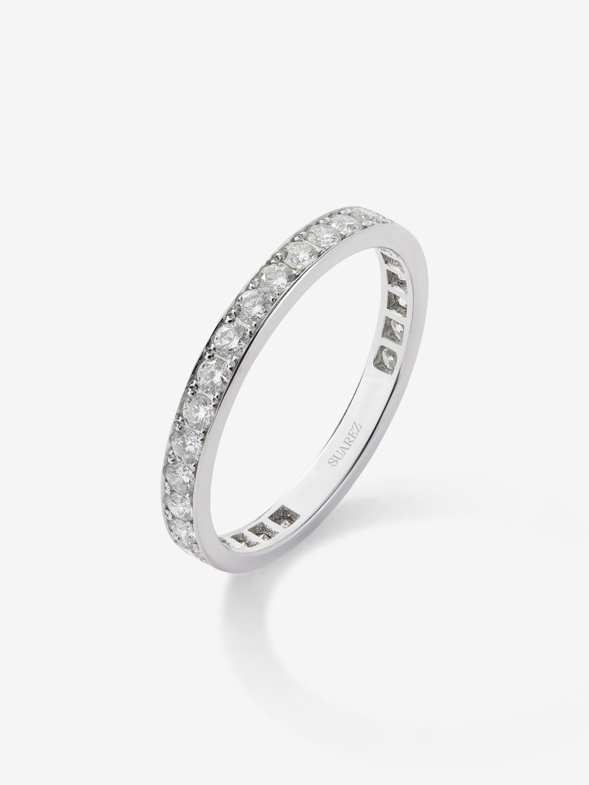 Alianza de oro blanco de 18k con pavé de diamantes en talla brillante con un total de 0,68 cts