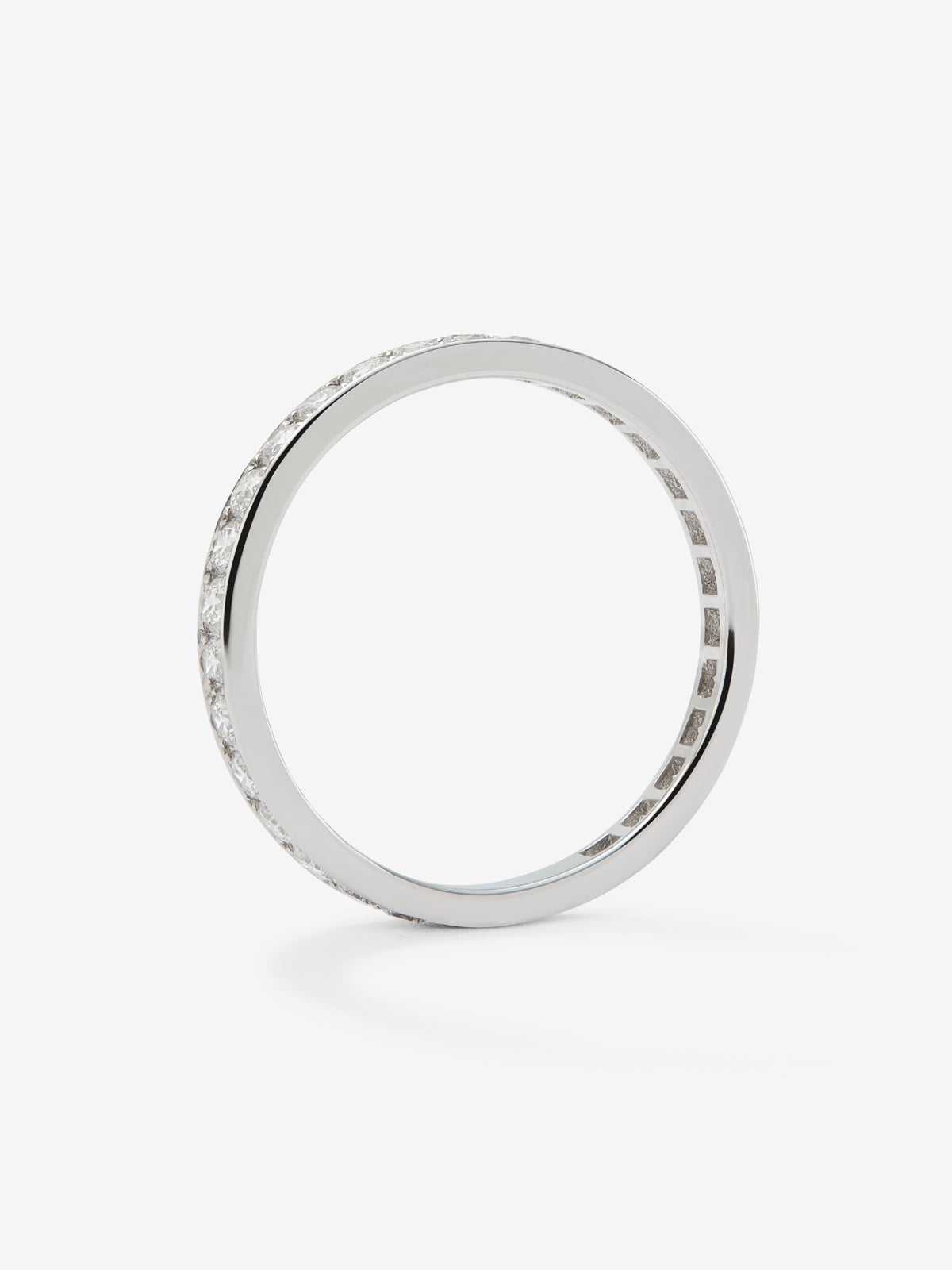 Alianza de oro blanco de 18k con pavé de diamantes en talla brillante con un total de 0,68 cts