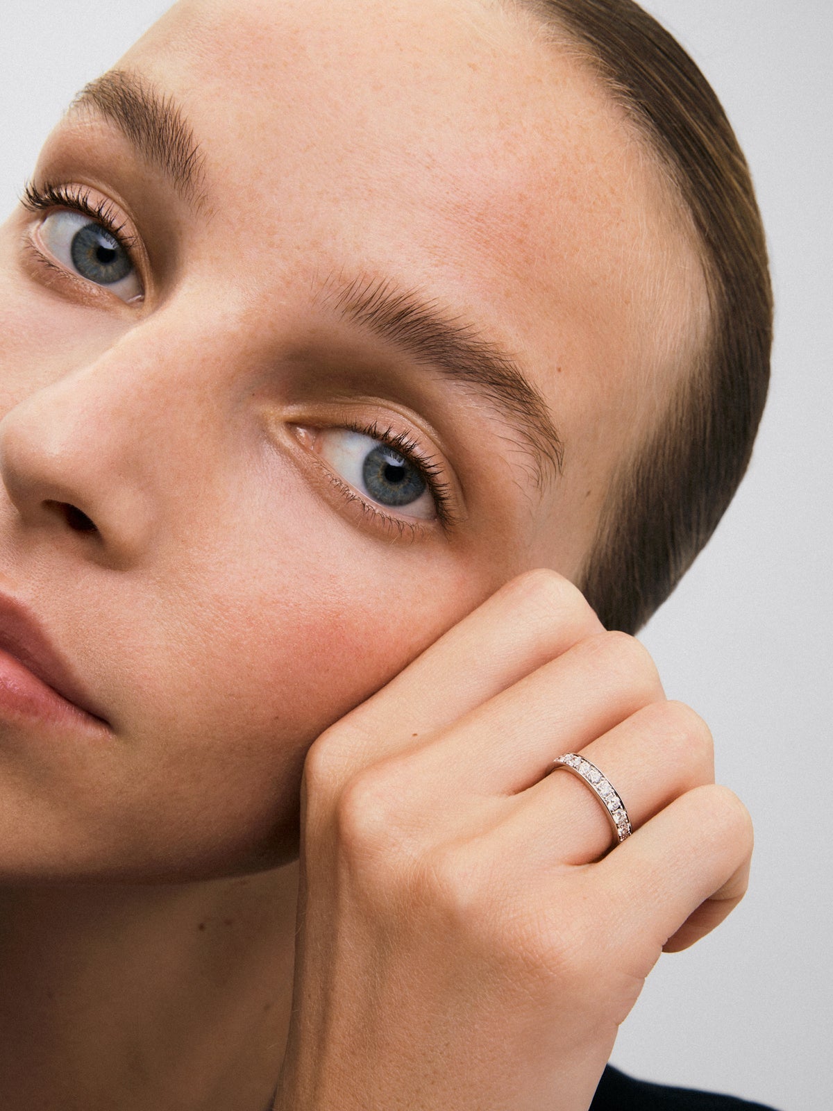 Anillo de compromiso de oro blanco con diamante