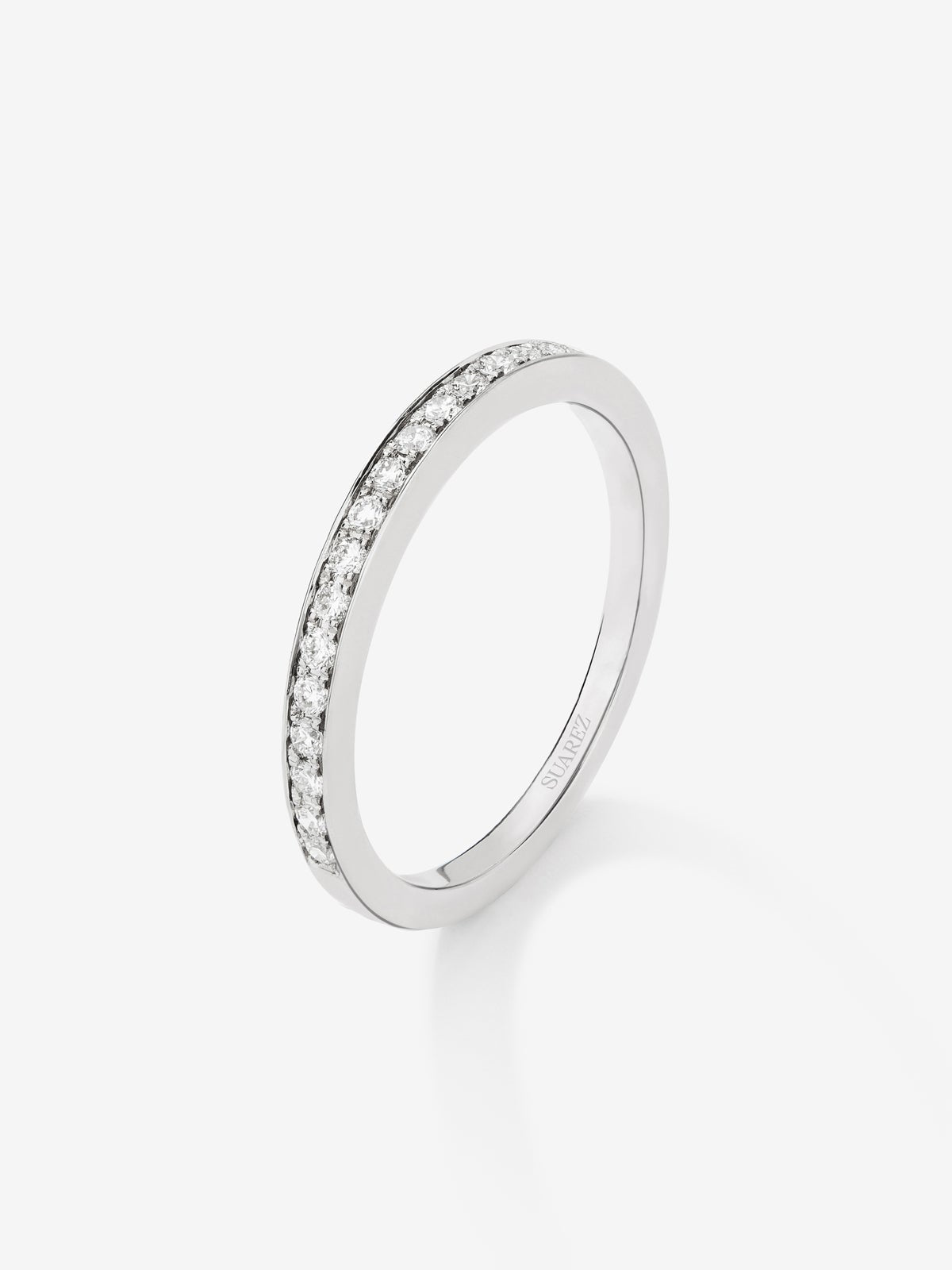 Media alianza de oro blanco de 18K con 18 diamantes en talla brillante con un total de 0,17 cts