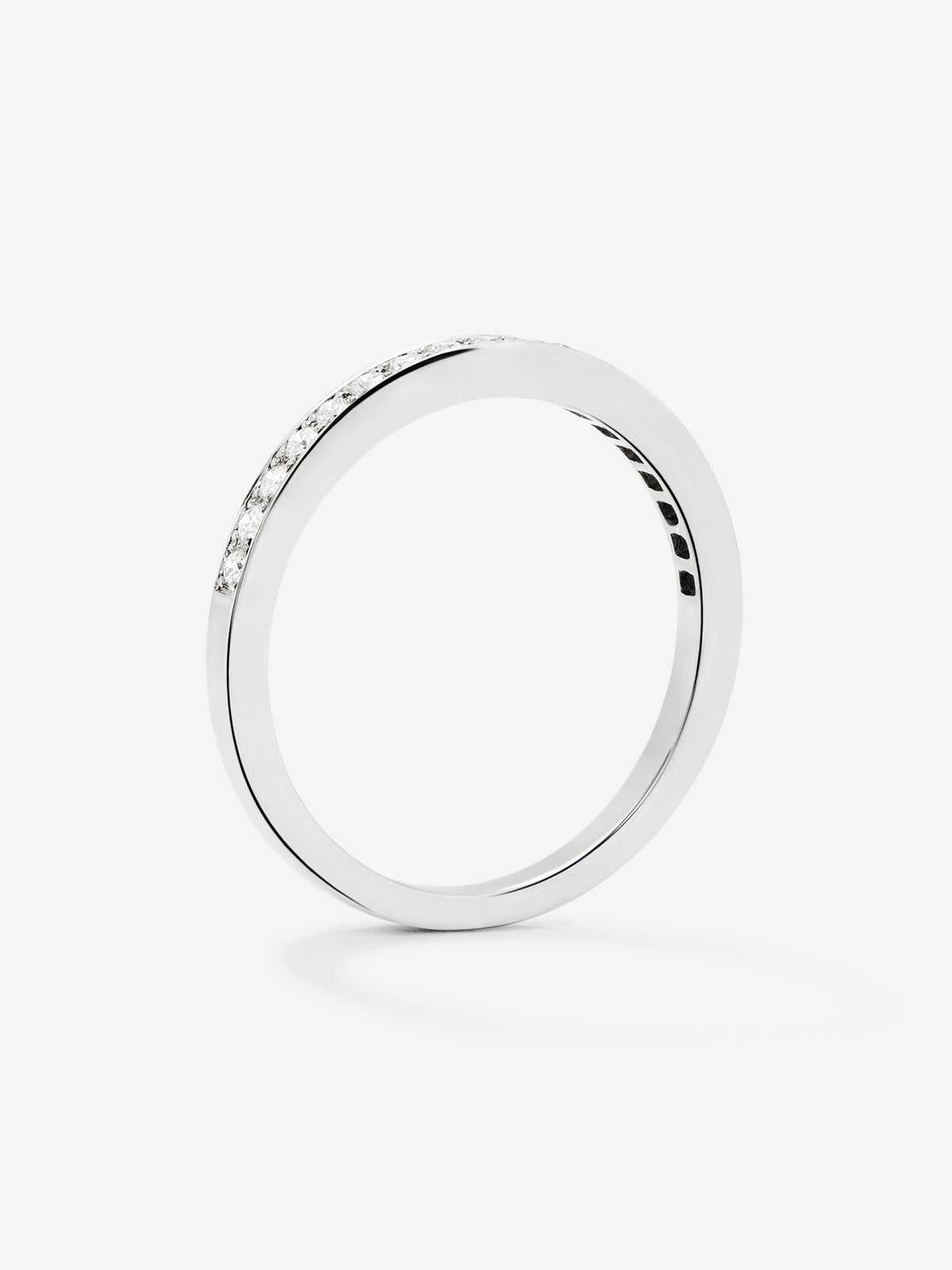 Media alianza de oro blanco de 18K con 18 diamantes en talla brillante con un total de 0,17 cts