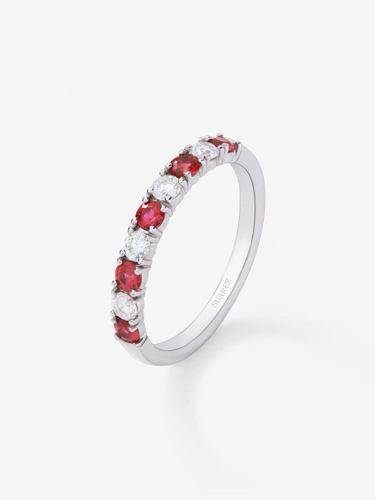 Media alianza de oro blanco de 18K con 5 rubíes en talla brillante con un total de 0,44 cts y 4 diamantes en talla brillante con un total de 0,26 cts