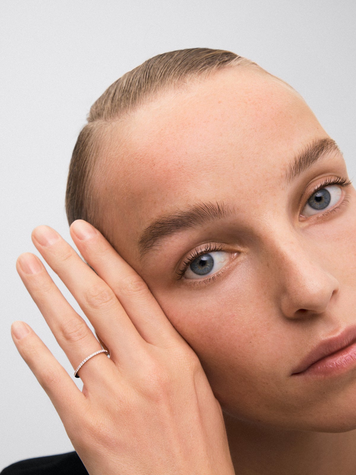 Alianza media de compromiso de oro blanco de 18K con diamantes