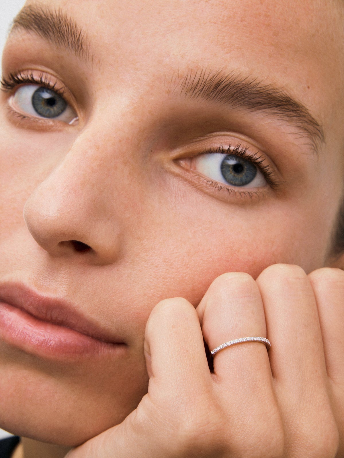 Alianza media de compromiso de oro blanco de 18K con diamantes