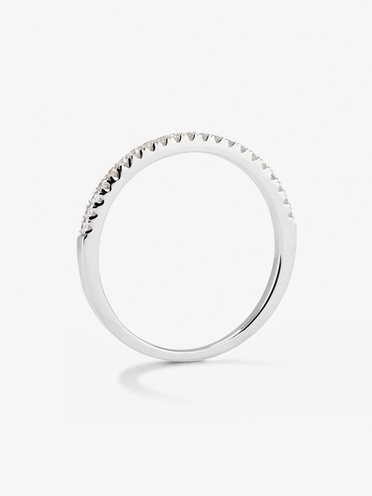 Alianza media de compromiso de oro blanco de 18K con diamantes