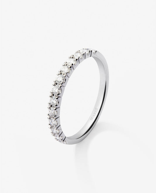 Media alianza de oro blanco de 18K con 13 diamantes en talla brillante con un total de 0,37 cts