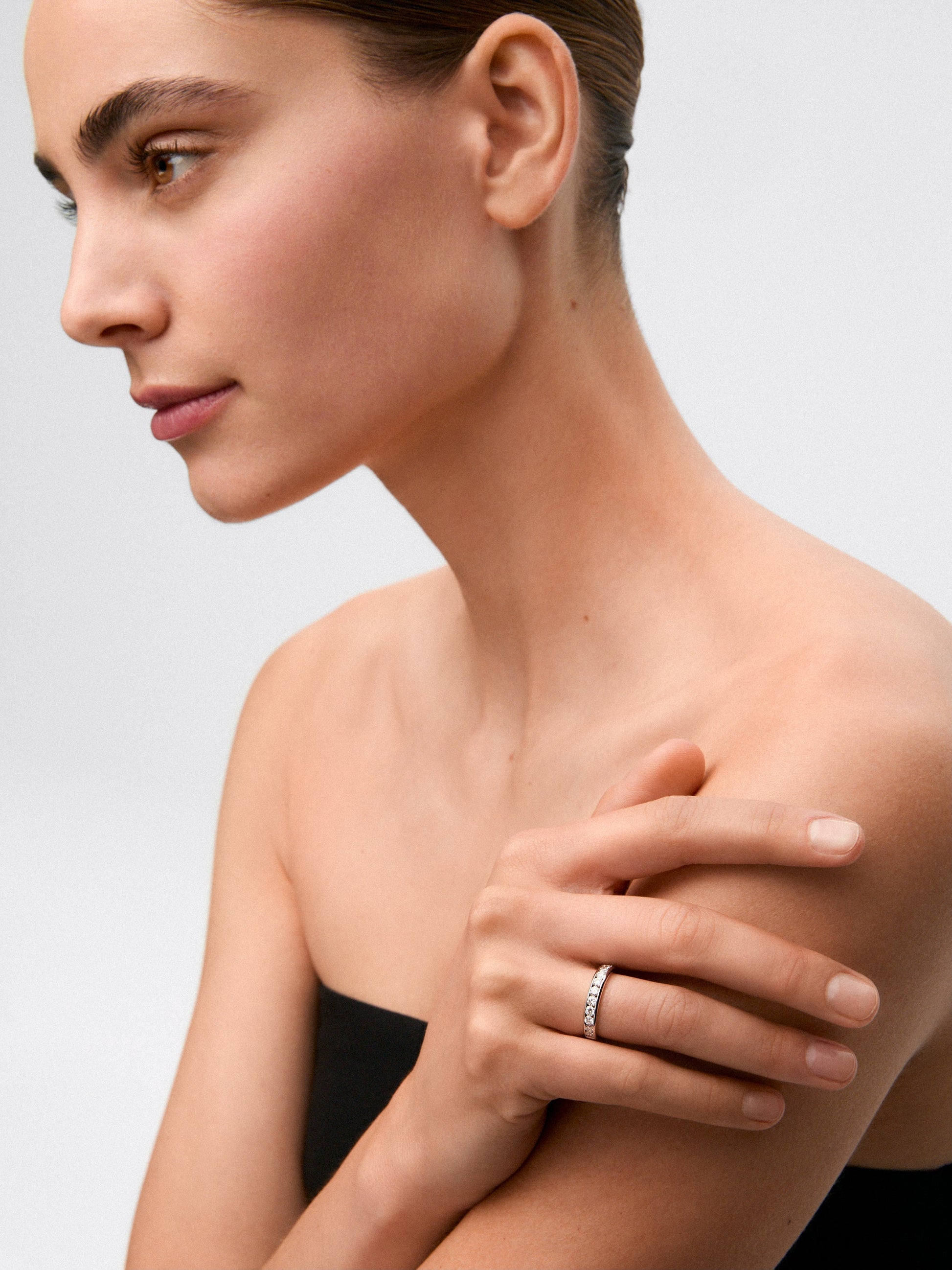 Media alianza de oro blanco de 18K con 12 diamantes en talla brillante con un total de 0,88 cts