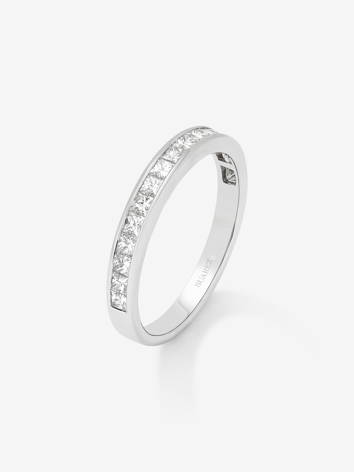 Media alianza de oro blanco de 18K con 20 diamantes en talla princesa con un total de 0,62 cts