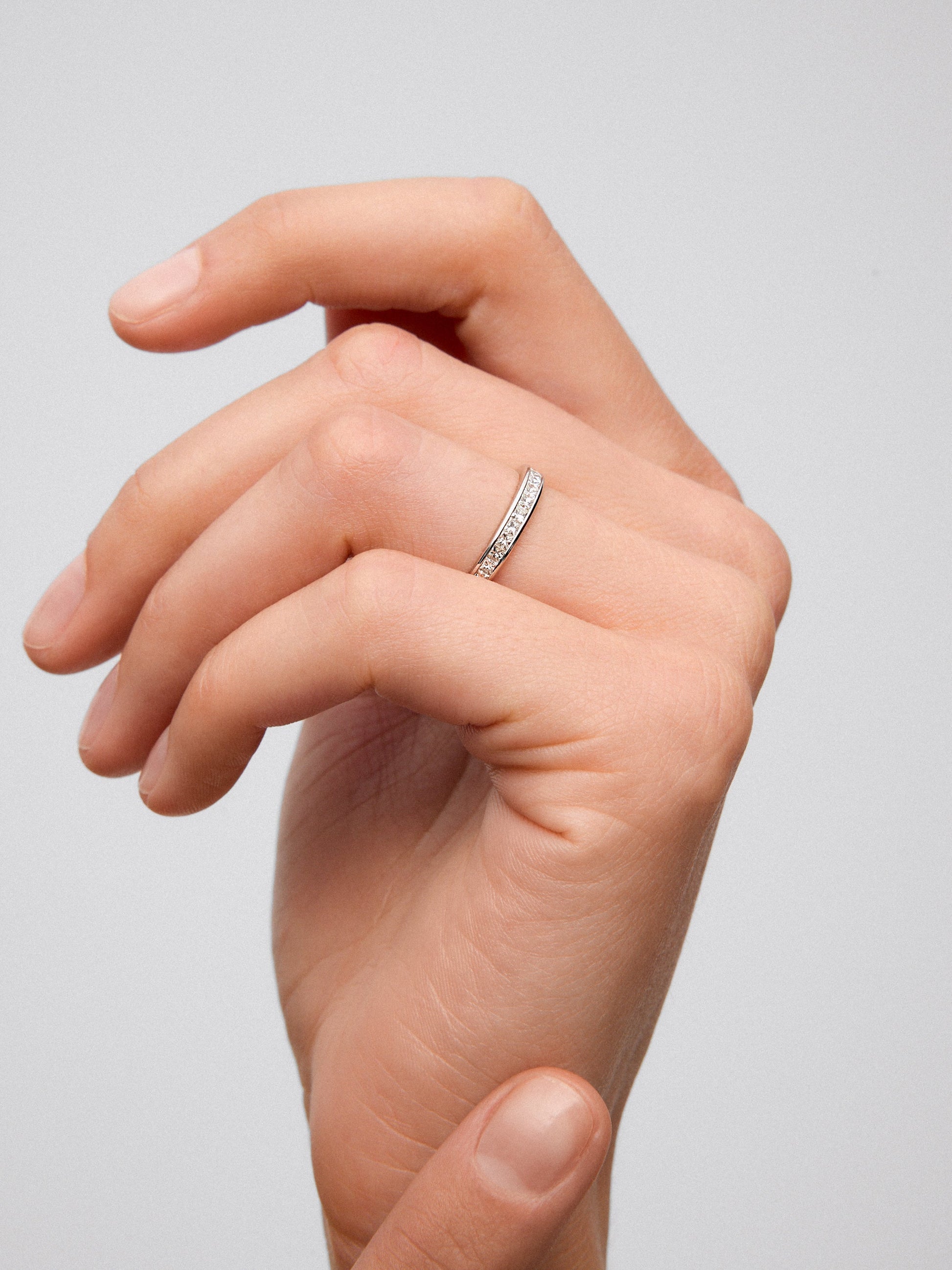 Media alianza de oro blanco de 18K con 20 diamantes en talla princesa con un total de 0,62 cts