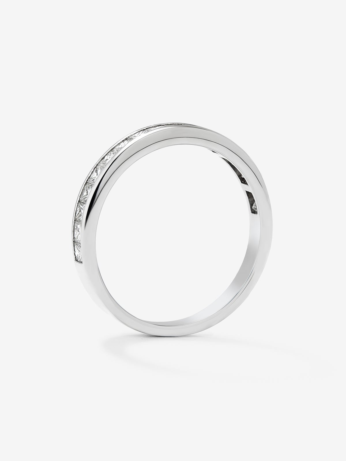 Media alianza de oro blanco de 18K con 20 diamantes en talla princesa con un total de 0,62 cts