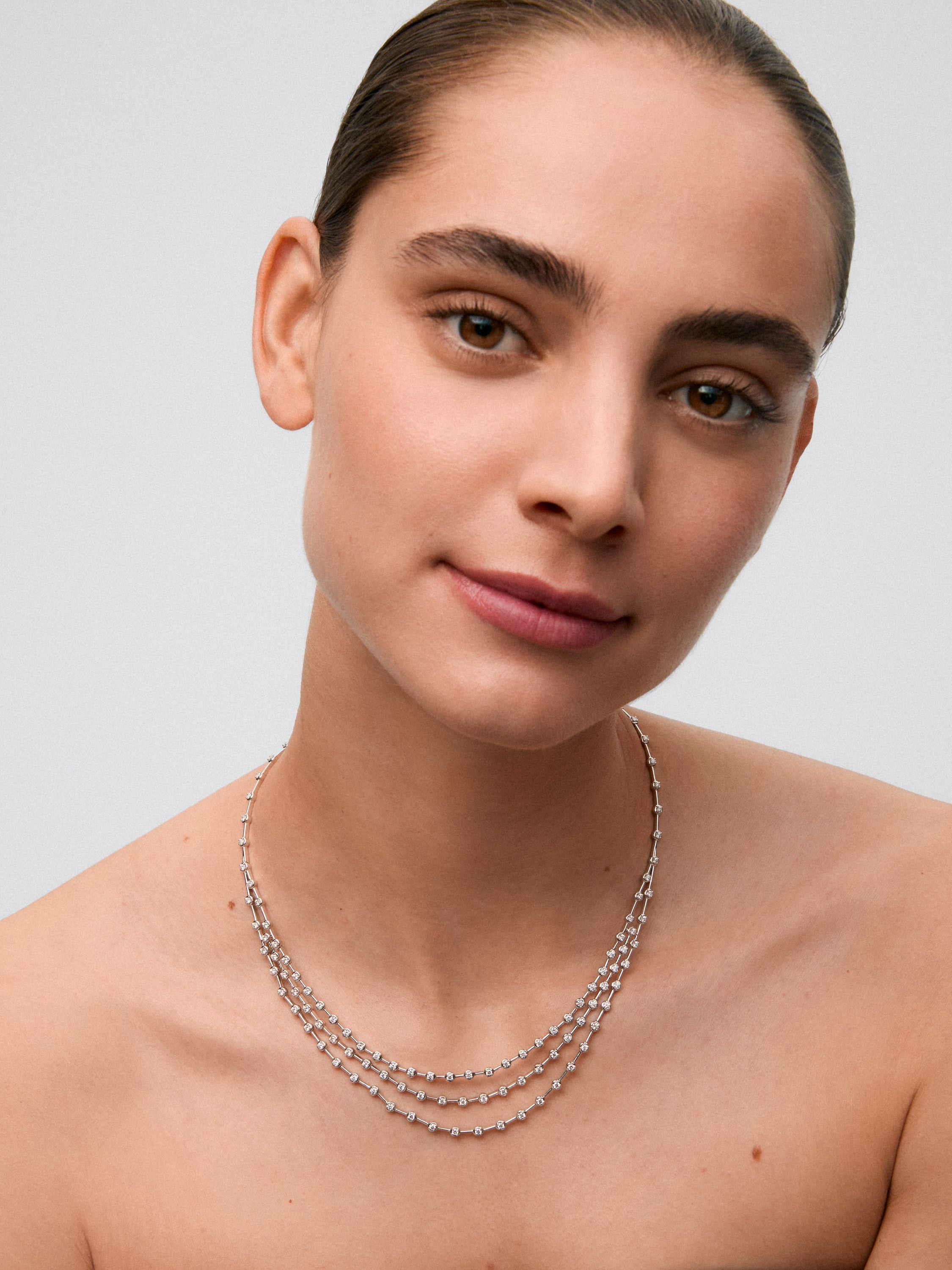 Colgante rivière triple de oro blanco de 18K con 114 diamantes en talla brillante con un total de 3,92 cts