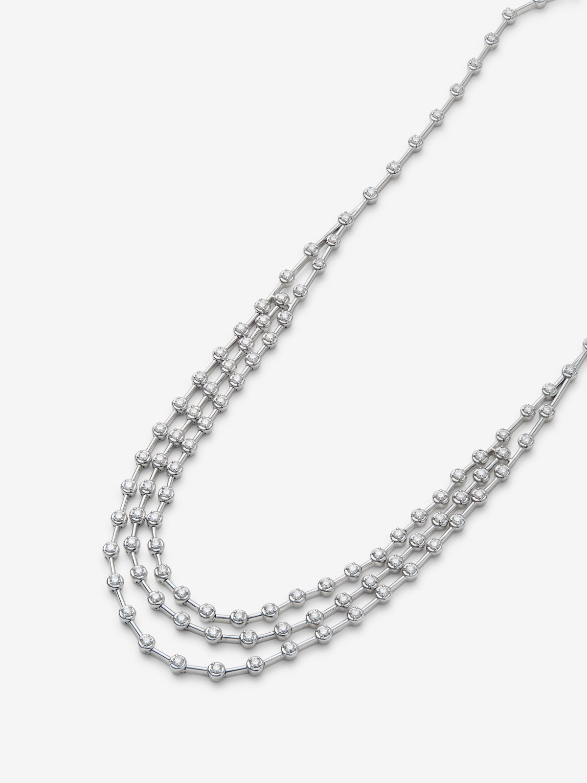 Colgante rivière triple de oro blanco de 18K con 114 diamantes en talla brillante con un total de 3,92 cts