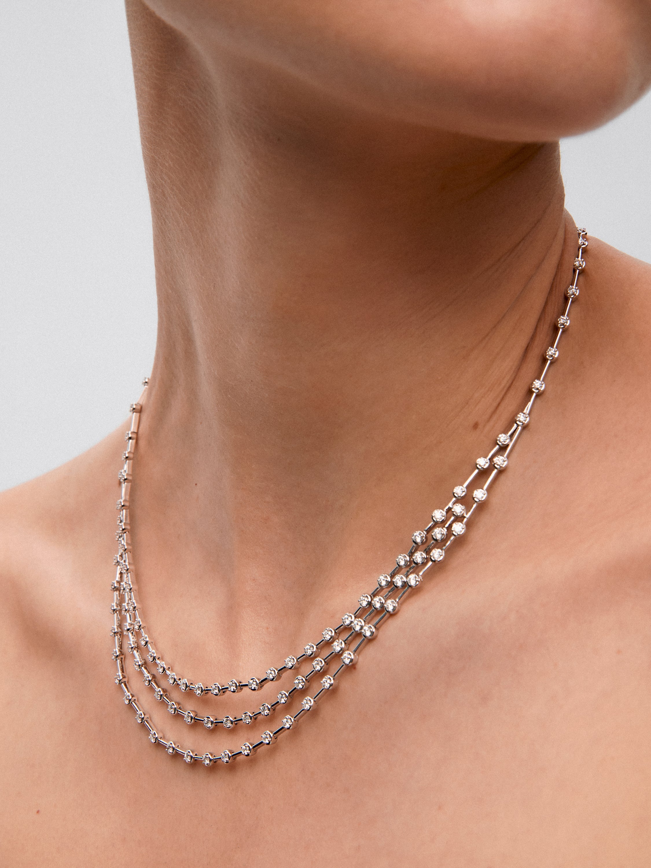 Colgante rivière triple de oro blanco de 18K con 114 diamantes en talla brillante con un total de 3,92 cts