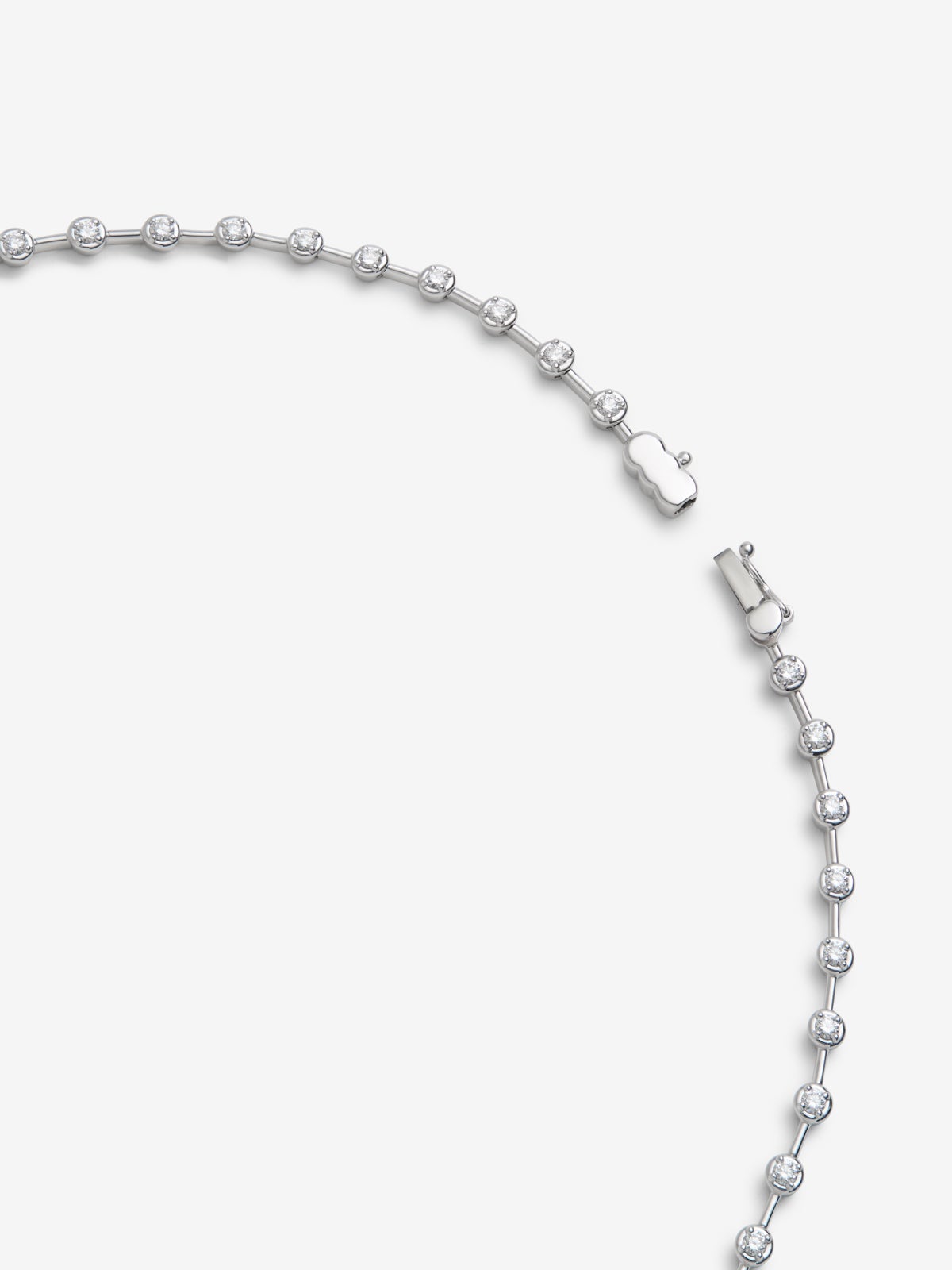 Colgante rivière triple de oro blanco de 18K con 114 diamantes en talla brillante con un total de 3,92 cts