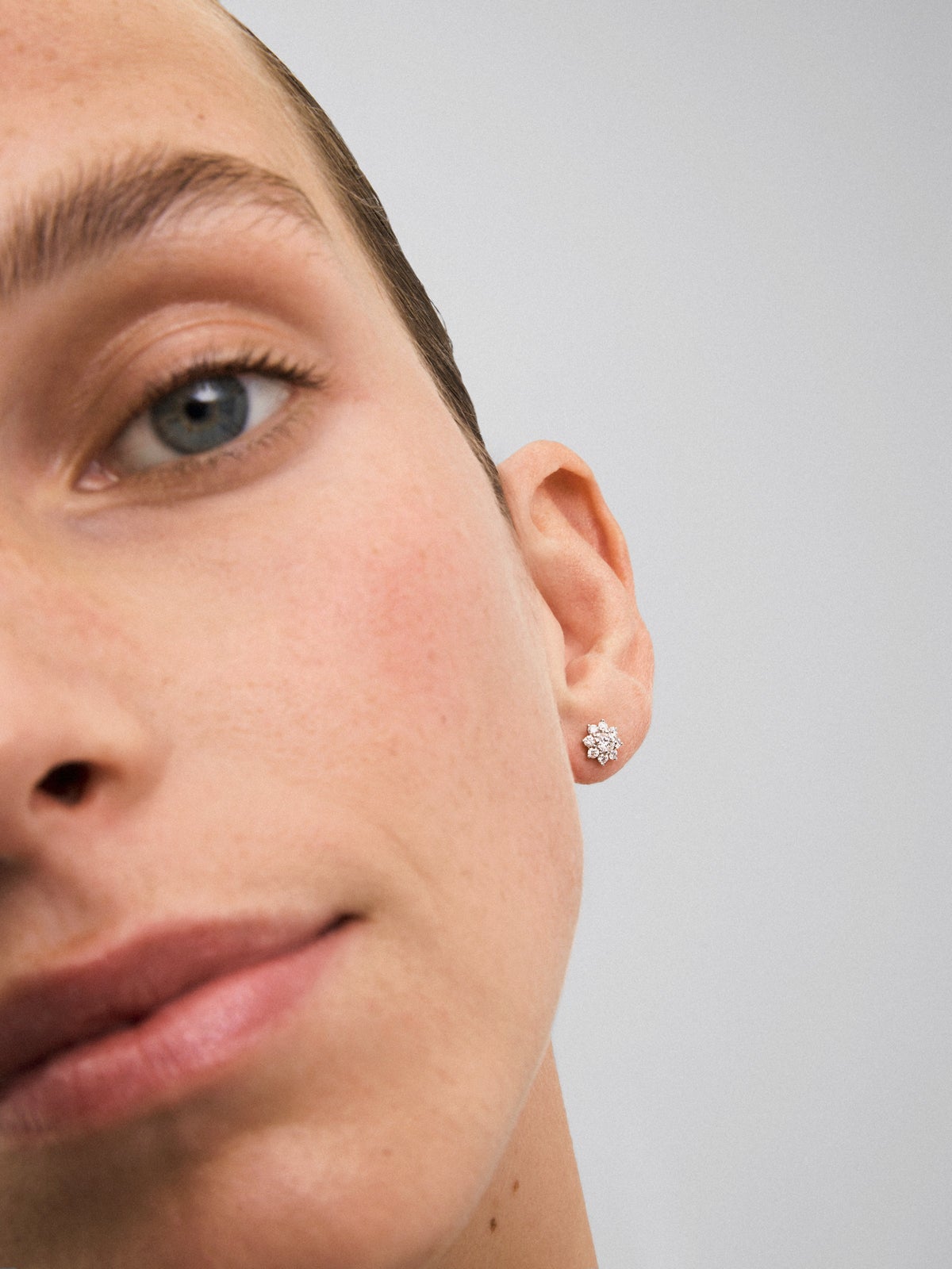 Pendientes de oro blanco de 18K con 18 diamantes en talla brillante con un total de 0,57 cts con forma de estrella