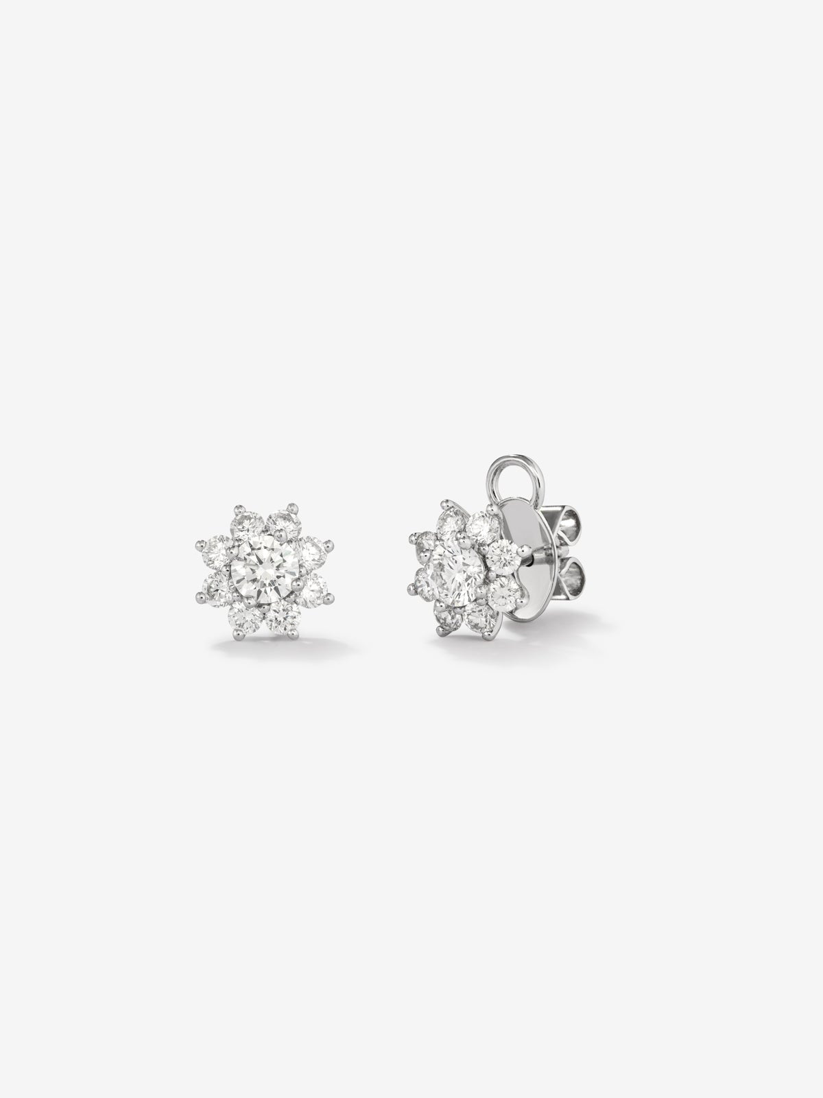 Pendientes de oro blanco de 18K con 18 diamantes en talla brillante con un total de 1,9 cts con forma de estrella
