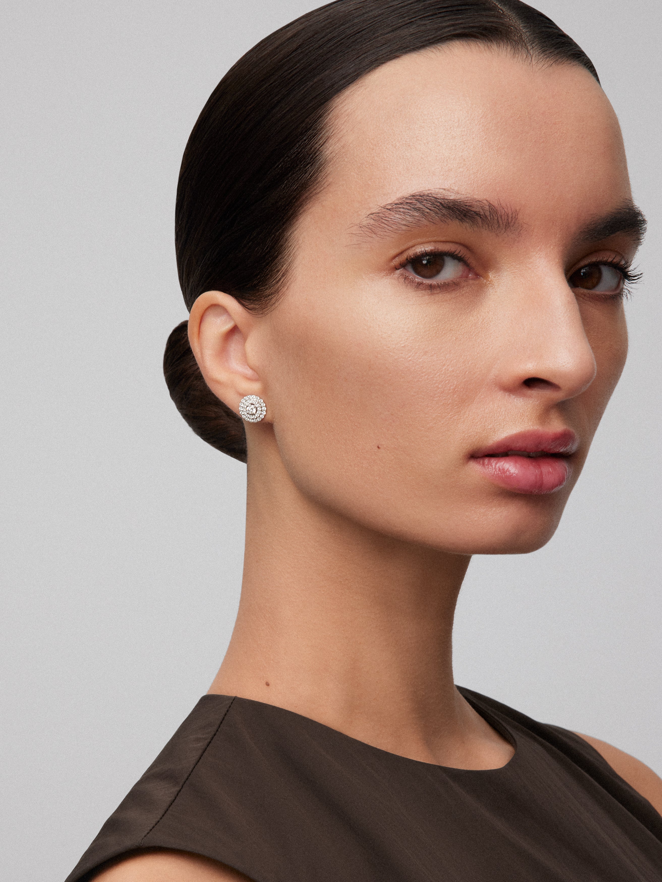 Pendientes de oro blanco de 18K con 66 diamantes en tallla brillante con un total de 0,99 cts