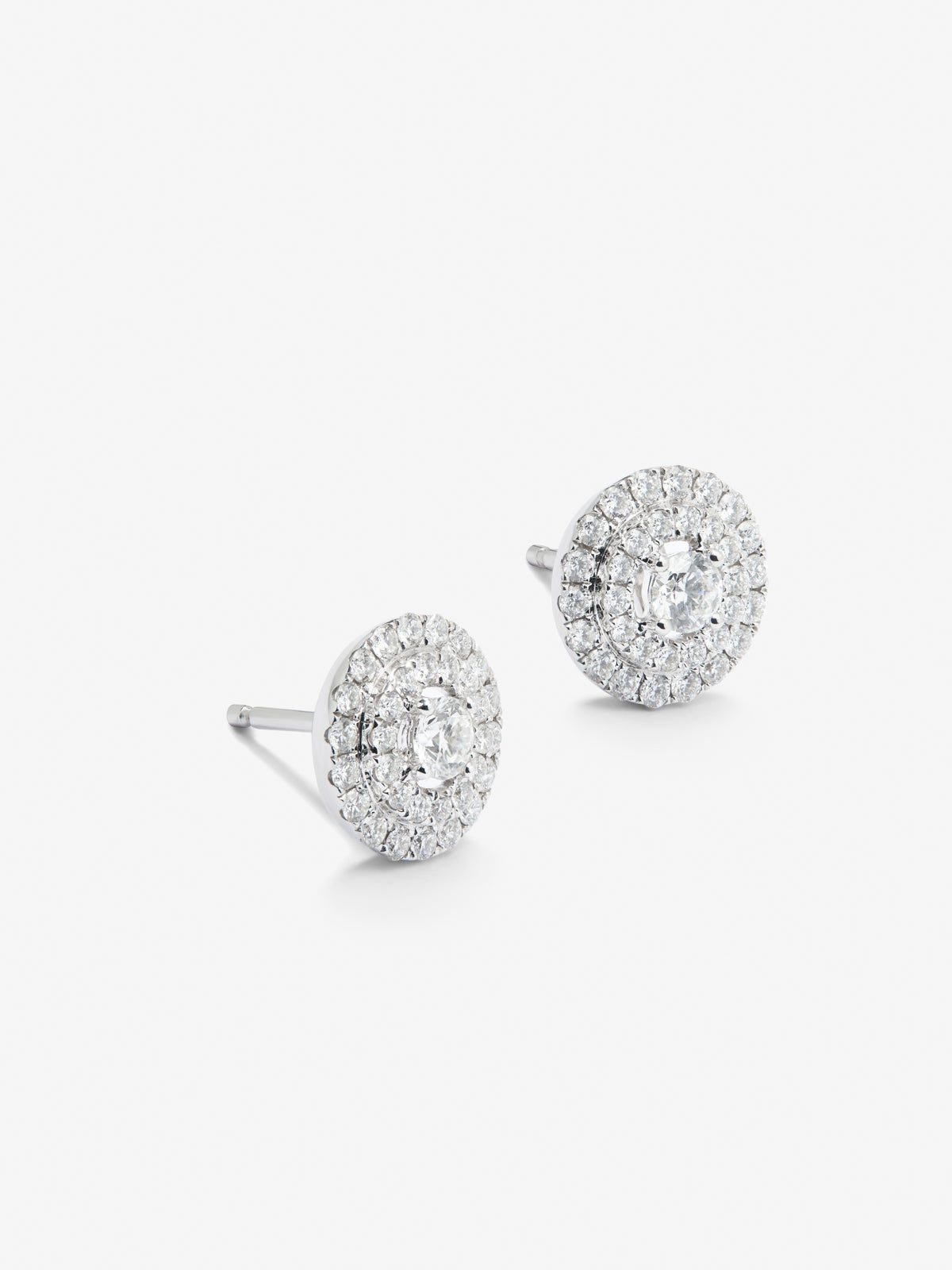 Pendientes de oro blanco de 18K con 66 diamantes en tallla brillante con un total de 0,99 cts