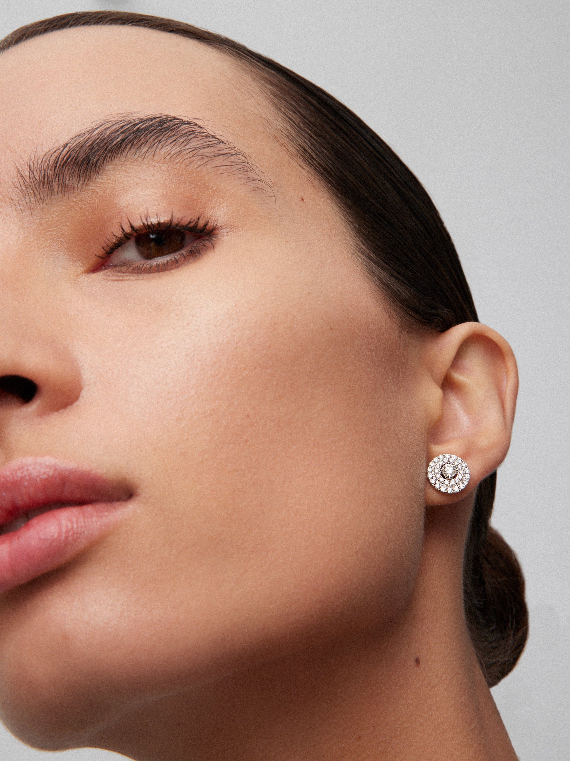 Pendientes de oro blanco de 18K con 66 diamantes en tallla brillante con un total de 0,99 cts