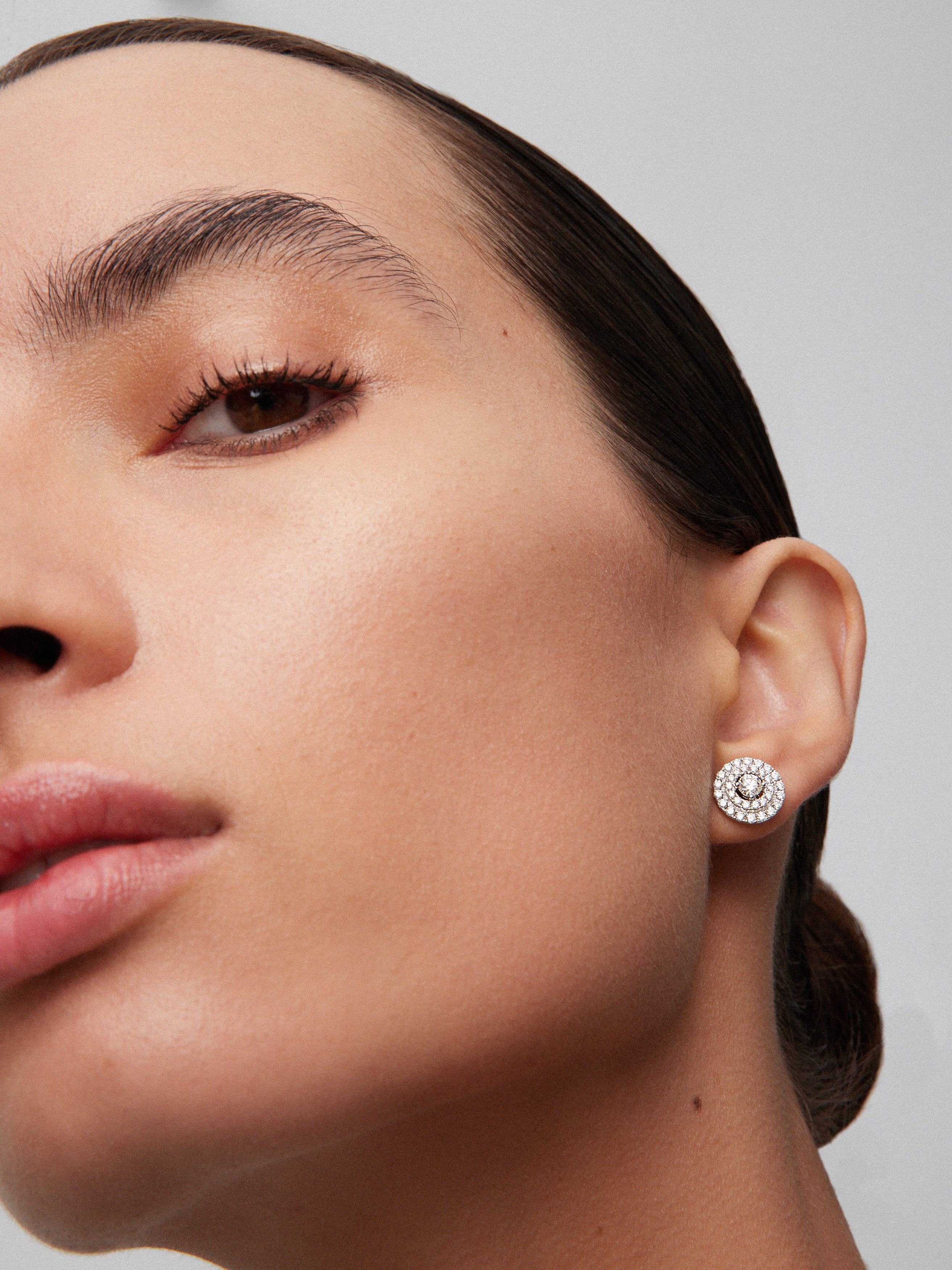 Pendientes de oro blanco de 18K con 66 diamantes en tallla brillante con un total de 0,99 cts