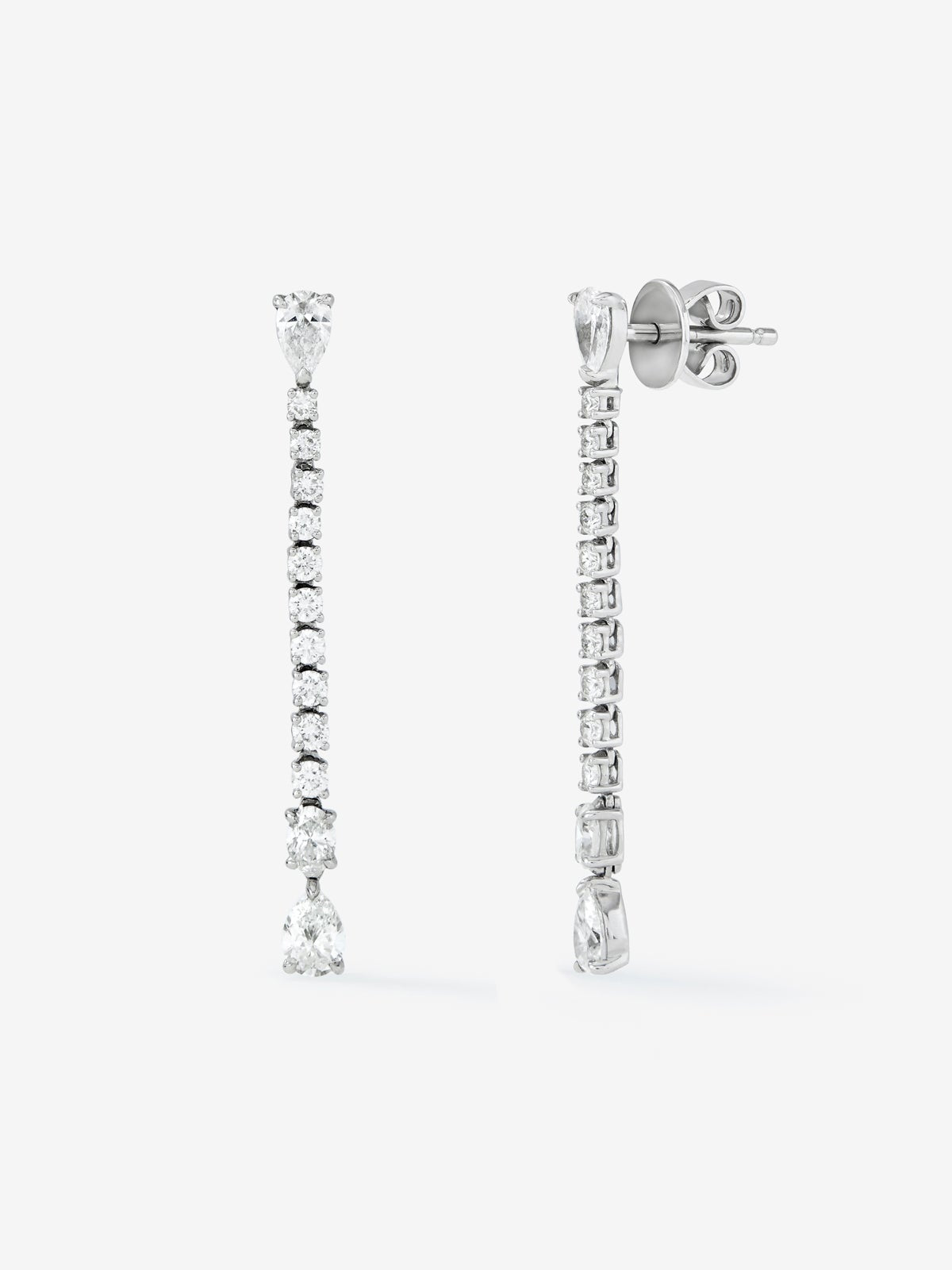 Pendientes de oro blanco de 18K con 4 diamantes en talla pera con un total de 0,88 cts, diamantes en talla oval con un total de 0,1 y 20 diamantes en talla brillante con un total de 0,42