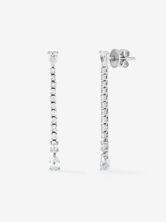 Pendientes de oro blanco de 18K con 4 diamantes en talla pera con un total de 0,88 cts, diamantes en talla oval con un total de 0,1 y 20 diamantes en talla brillante con un total de 0,42