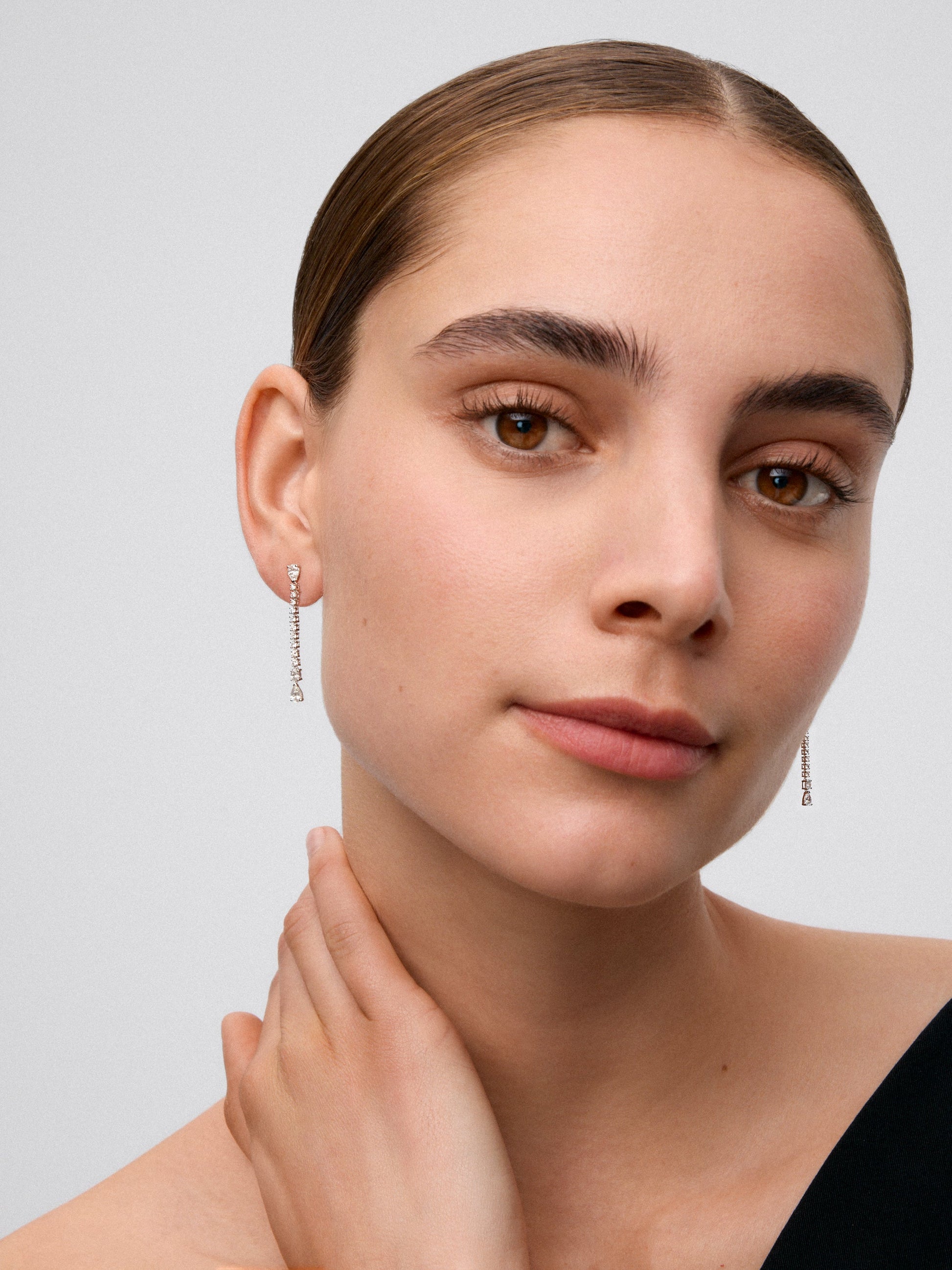 Pendientes de oro blanco de 18K con 4 diamantes en talla pera con un total de 0,88 cts, diamantes en talla oval con un total de 0,1 y 20 diamantes en talla brillante con un total de 0,42
