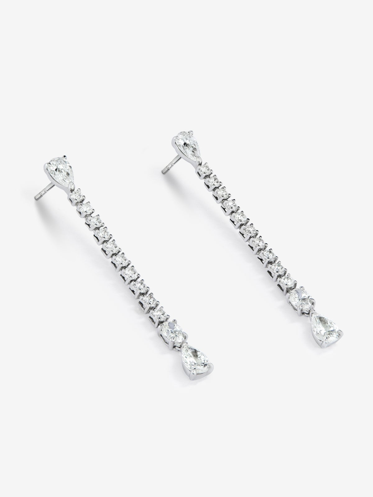 Pendientes de oro blanco de 18K con 4 diamantes en talla pera con un total de 0,88 cts, diamantes en talla oval con un total de 0,1 y 20 diamantes en talla brillante con un total de 0,42