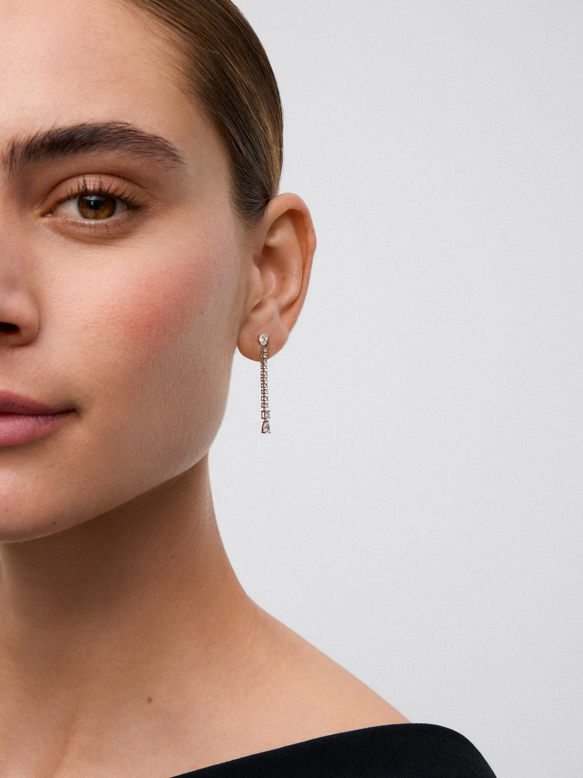 Pendientes de oro blanco de 18K con 4 diamantes en talla pera con un total de 0,88 cts, diamantes en talla oval con un total de 0,1 y 20 diamantes en talla brillante con un total de 0,42