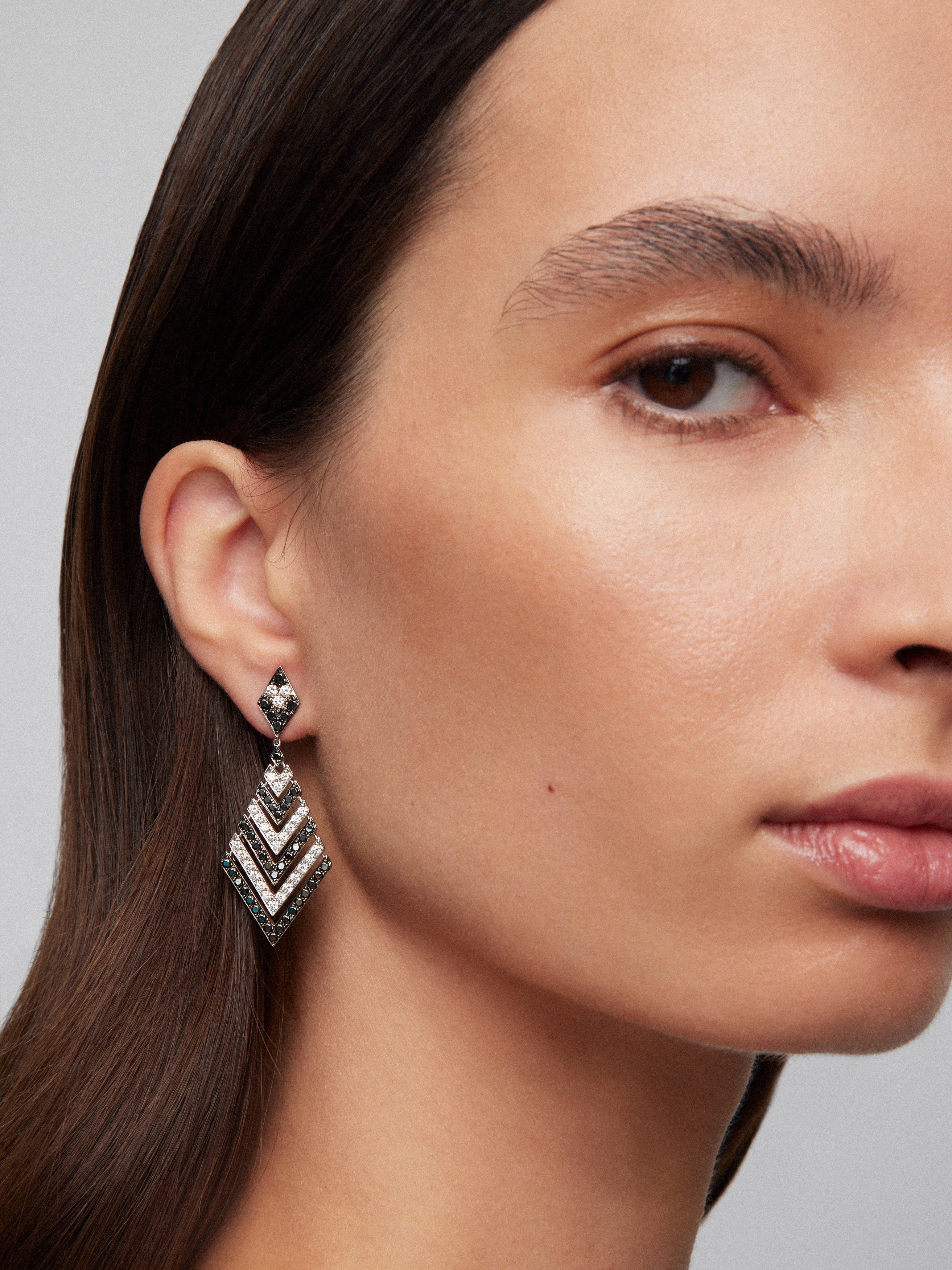 Pendientes colgantes de oro blanco 18K con diamantes blancos y diamantes negros