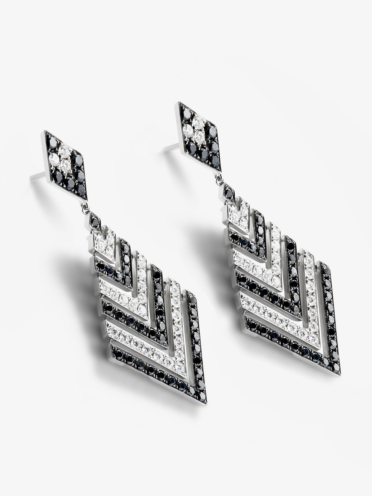 Pendientes colgantes de oro blanco 18K con diamantes blancos y diamantes negros