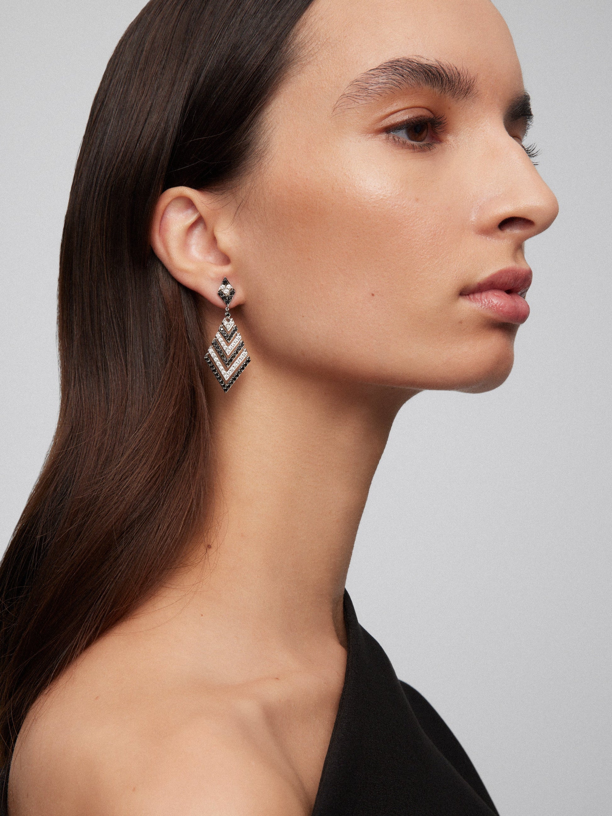 Pendientes colgantes de oro blanco 18K con diamantes blancos y diamantes negros