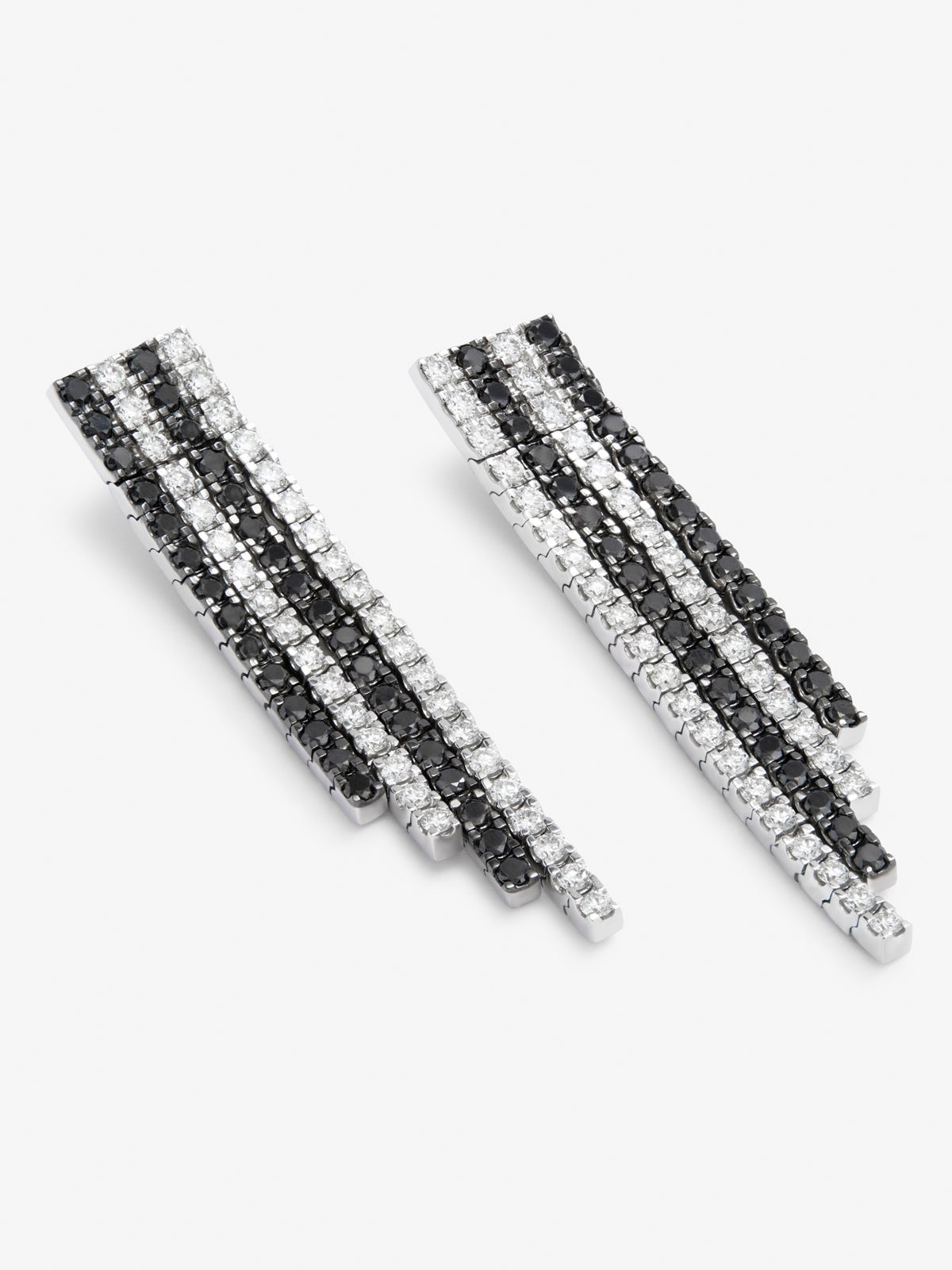 Pendientes colgante de oro blanco de 18K con diamante negro y diamante blanco
