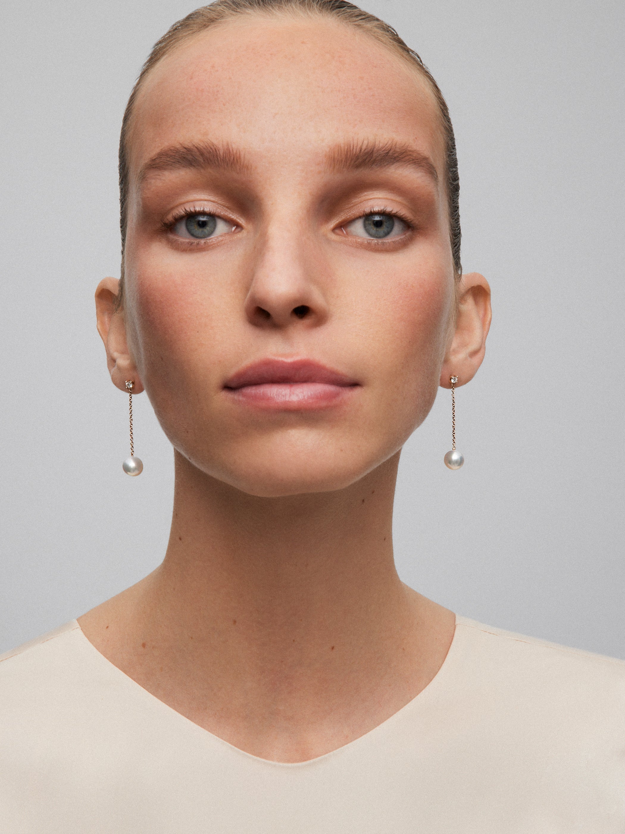 Pendientes de cadena de oro rosa de 18K con 2 diamantes en talla brillante con un total de 0,22 cts y 2 perlas 9mm