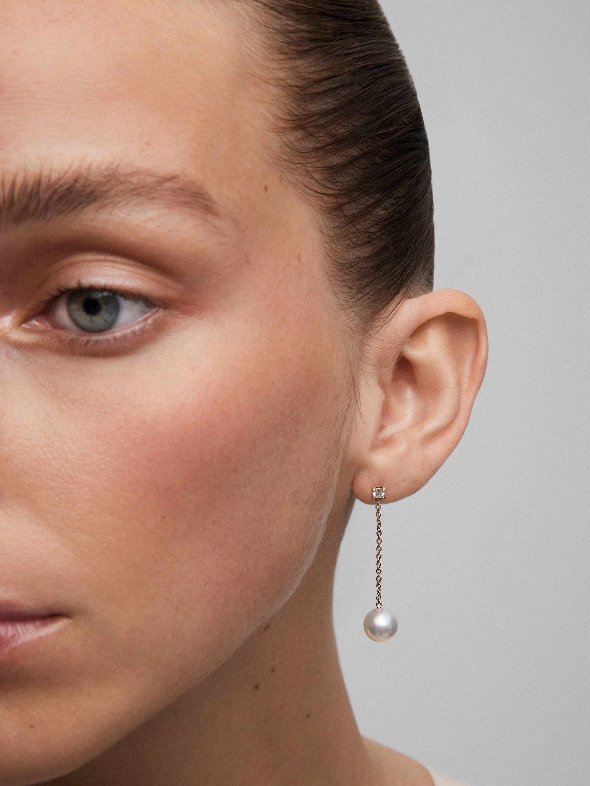 Pendientes de cadena de oro rosa de 18K con 2 diamantes en talla brillante con un total de 0,22 cts y 2 perlas 9mm