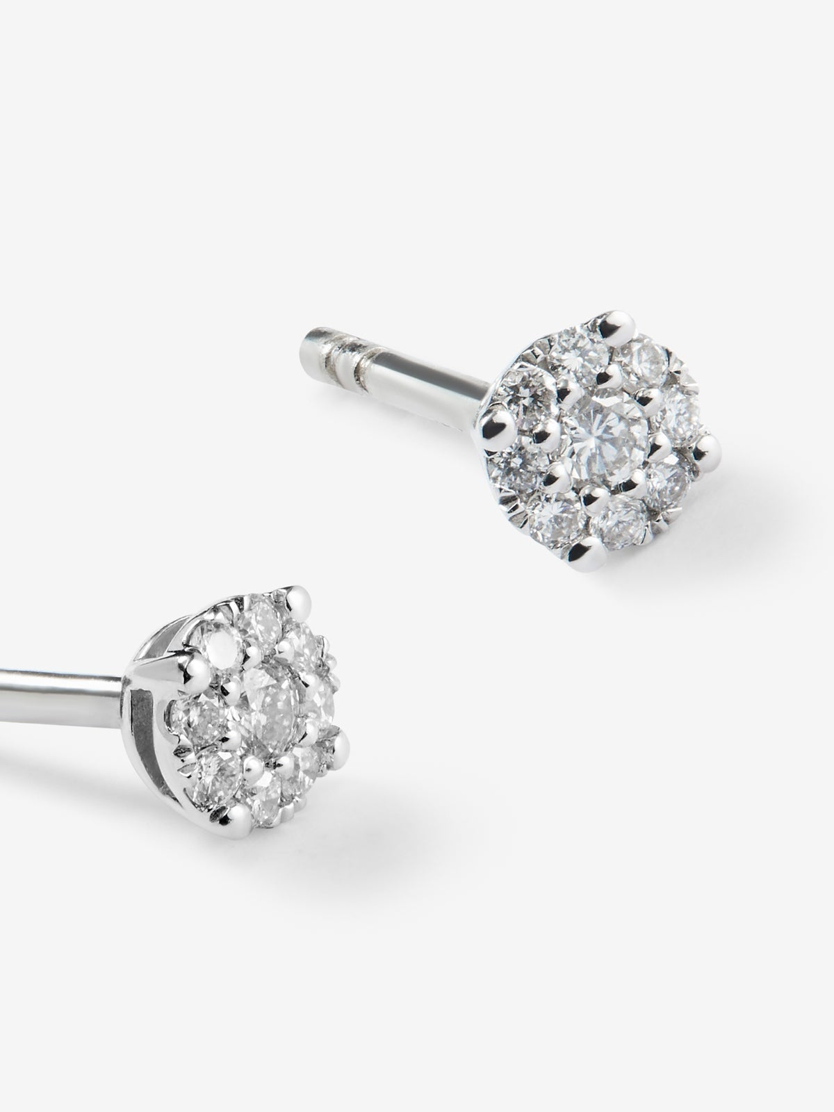 Pendientes de oro blanco de 18K con 2 diamantes en talla brillante con un total de 0,15 cts