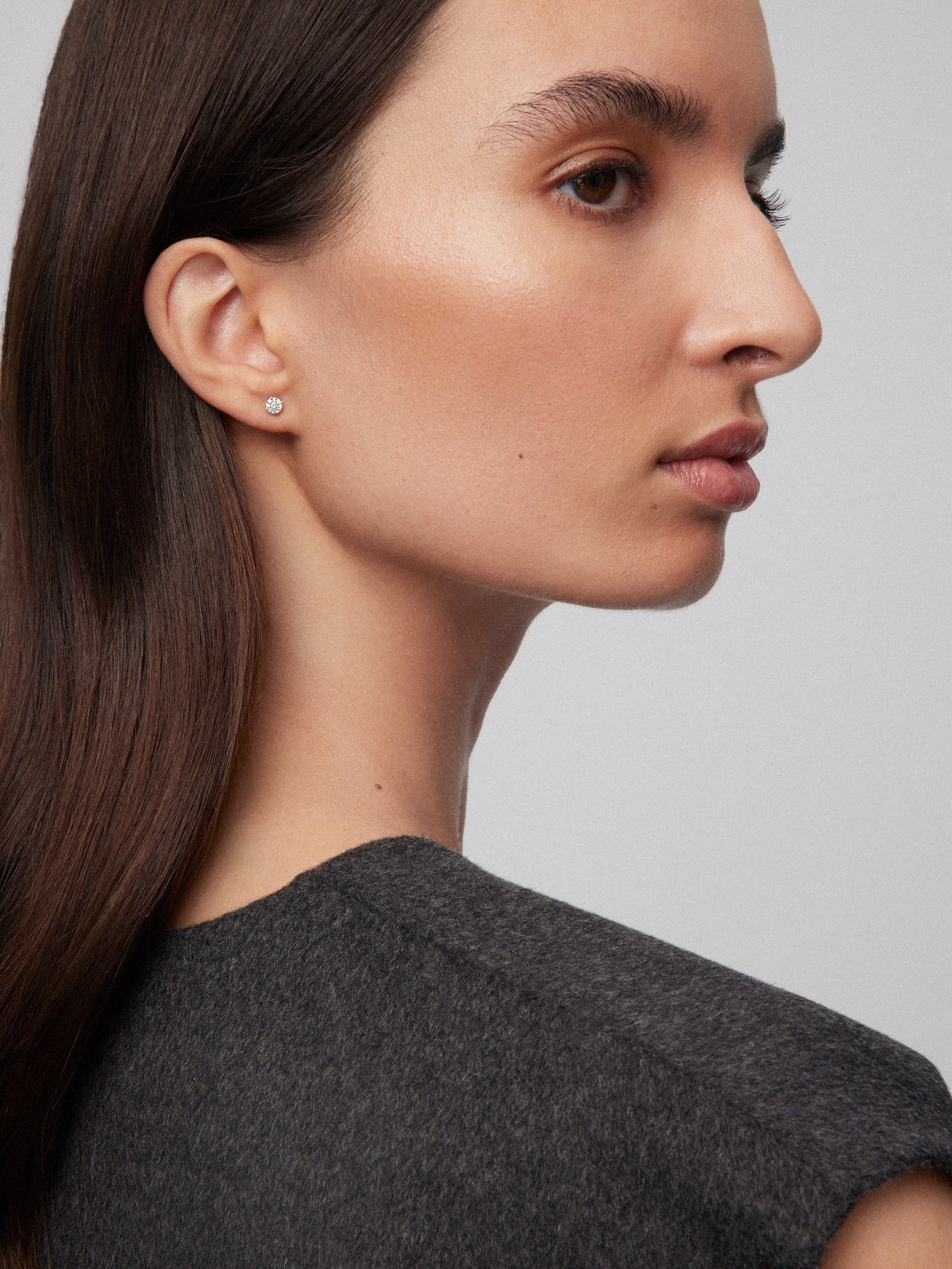 Pendientes de oro blanco de 18K con 2 diamantes en talla brillante con un total de 0,15 cts