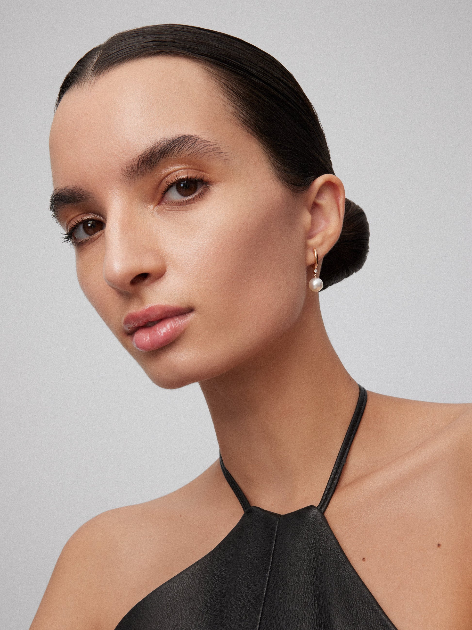 Pendientes de oro rosa de 18K con 2 diamantes en talla brillante con un total de 0,07 cts y 2 perlas australianas de 8,5mm