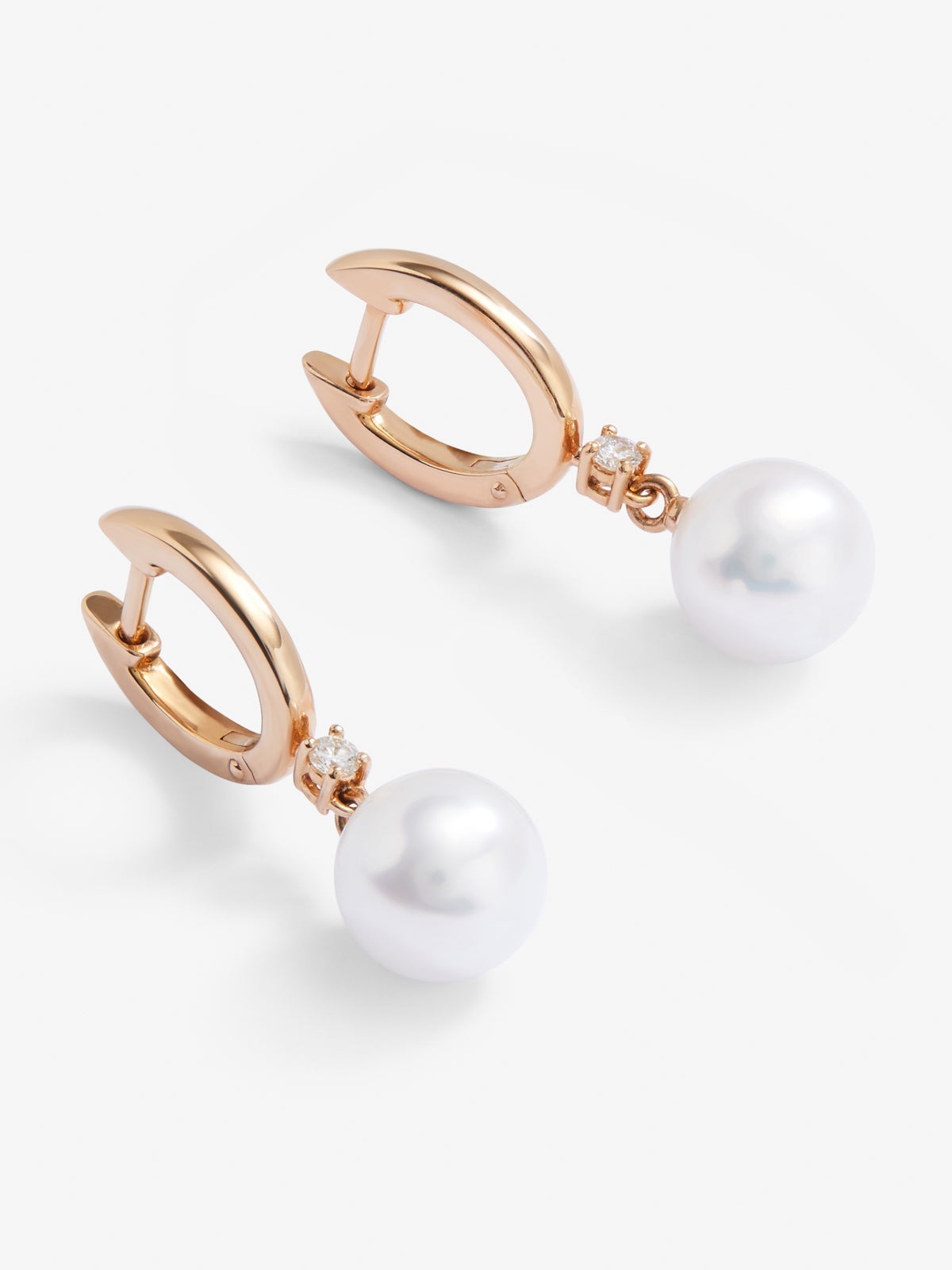 Pendientes de oro rosa de 18K con 2 diamantes en talla brillante con un total de 0,07 cts y 2 perlas australianas de 8,5mm