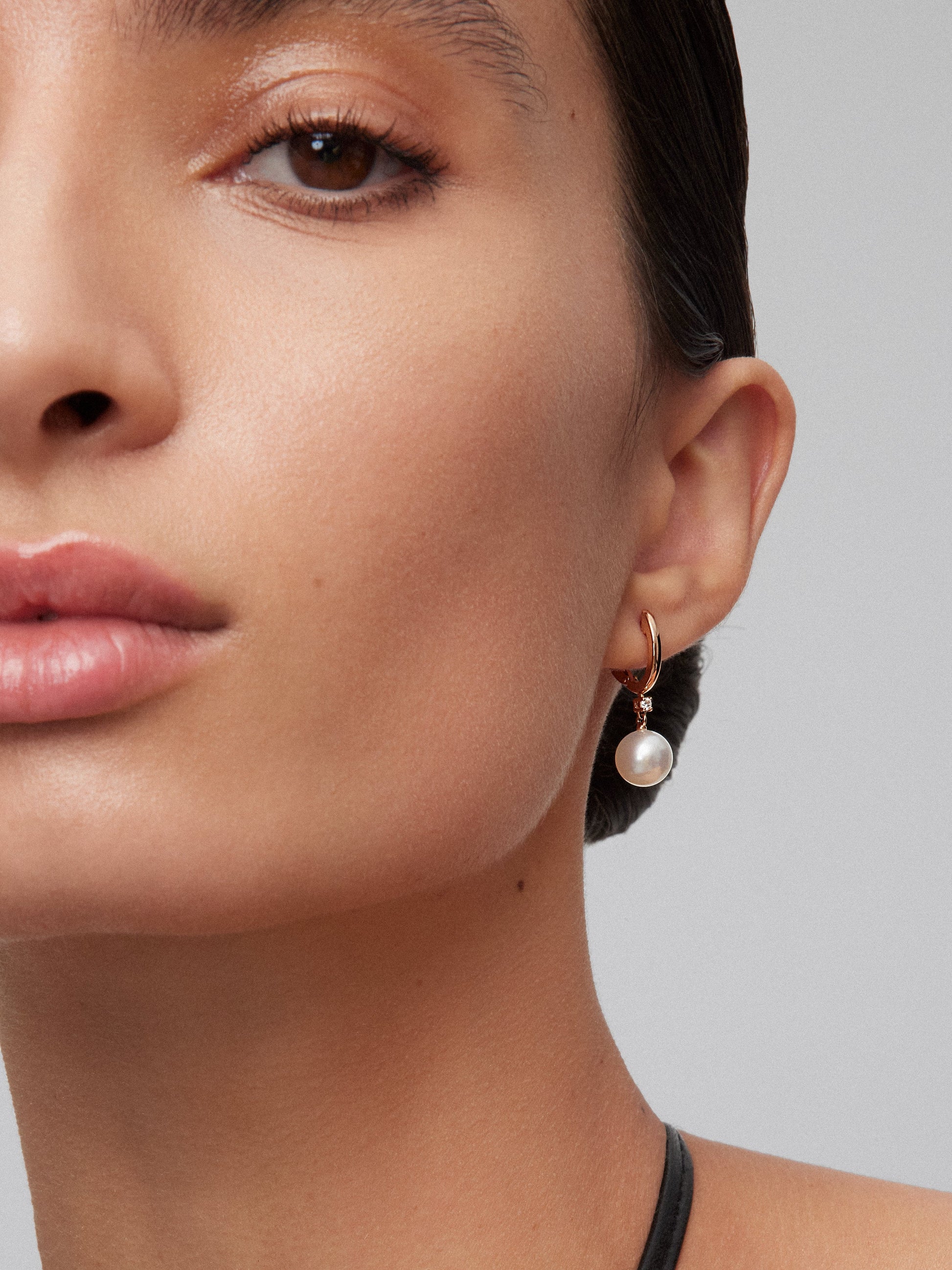 Pendientes de oro rosa de 18K con 2 diamantes en talla brillante con un total de 0,07 cts y 2 perlas australianas de 8,5mm