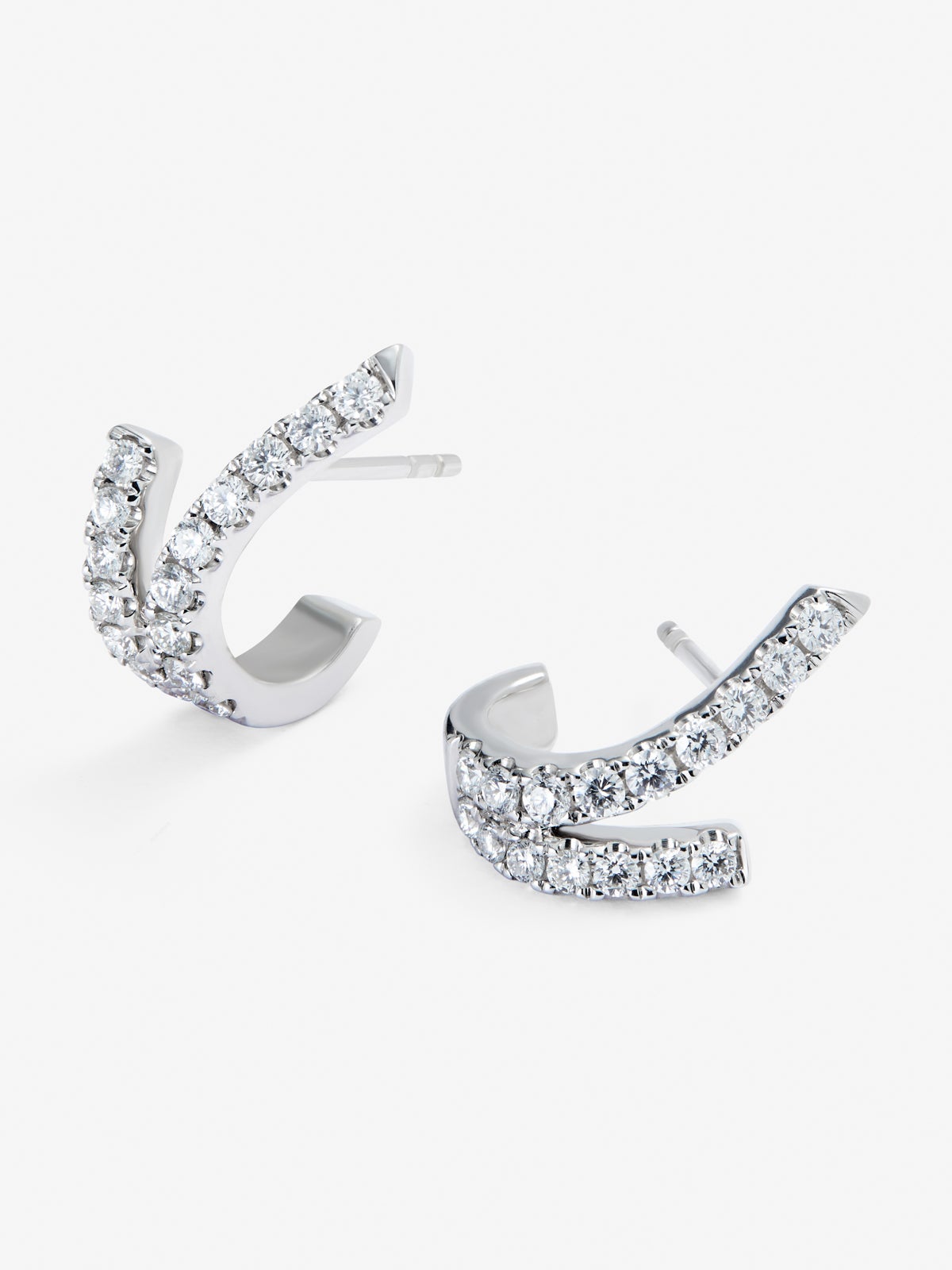 Pendientes de oro blanco de 18K con 32 diamantes en talla brillante con un total de 0,56 cts