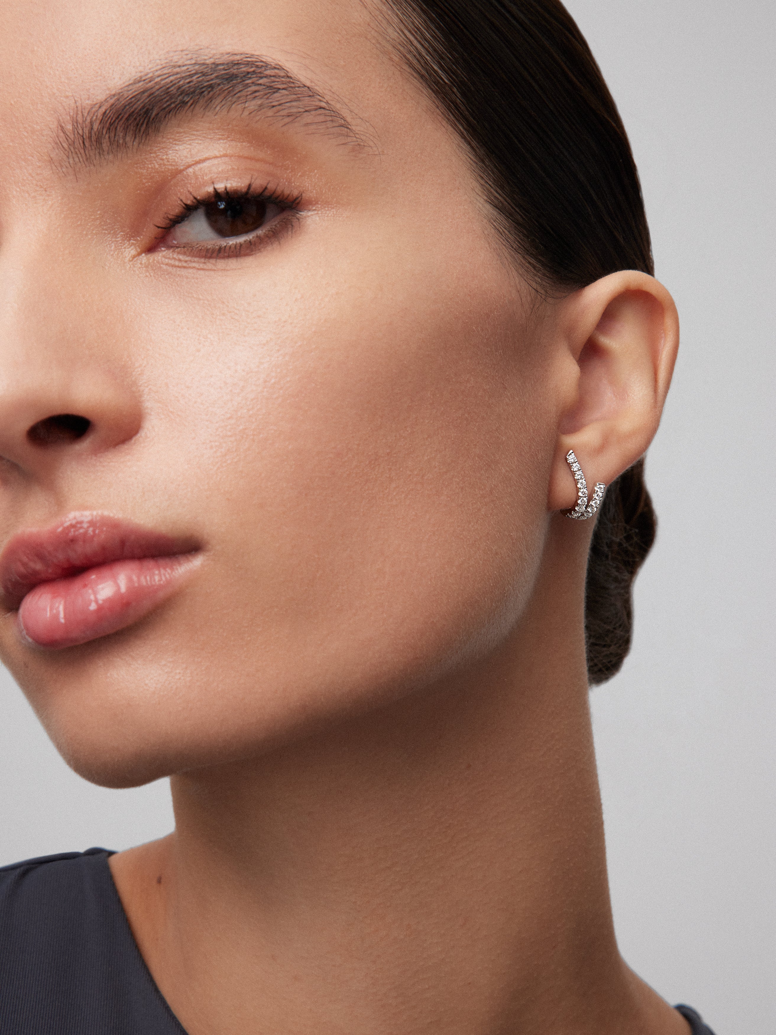 Pendientes de oro blanco de 18K con 32 diamantes en talla brillante con un total de 0,56 cts