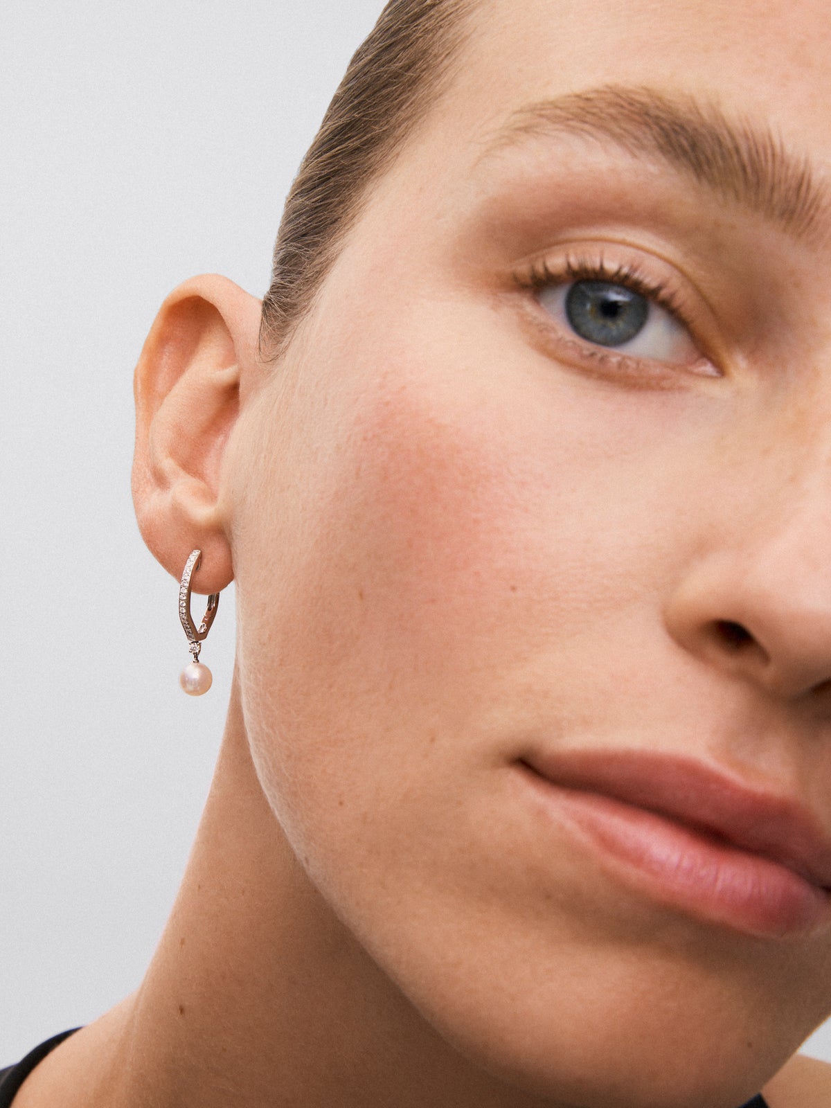 Pendientes de aro de oro blanco de 18K con colagante de perla akoya y 32 diamantes en talla brillante con un total de 0,19 cts